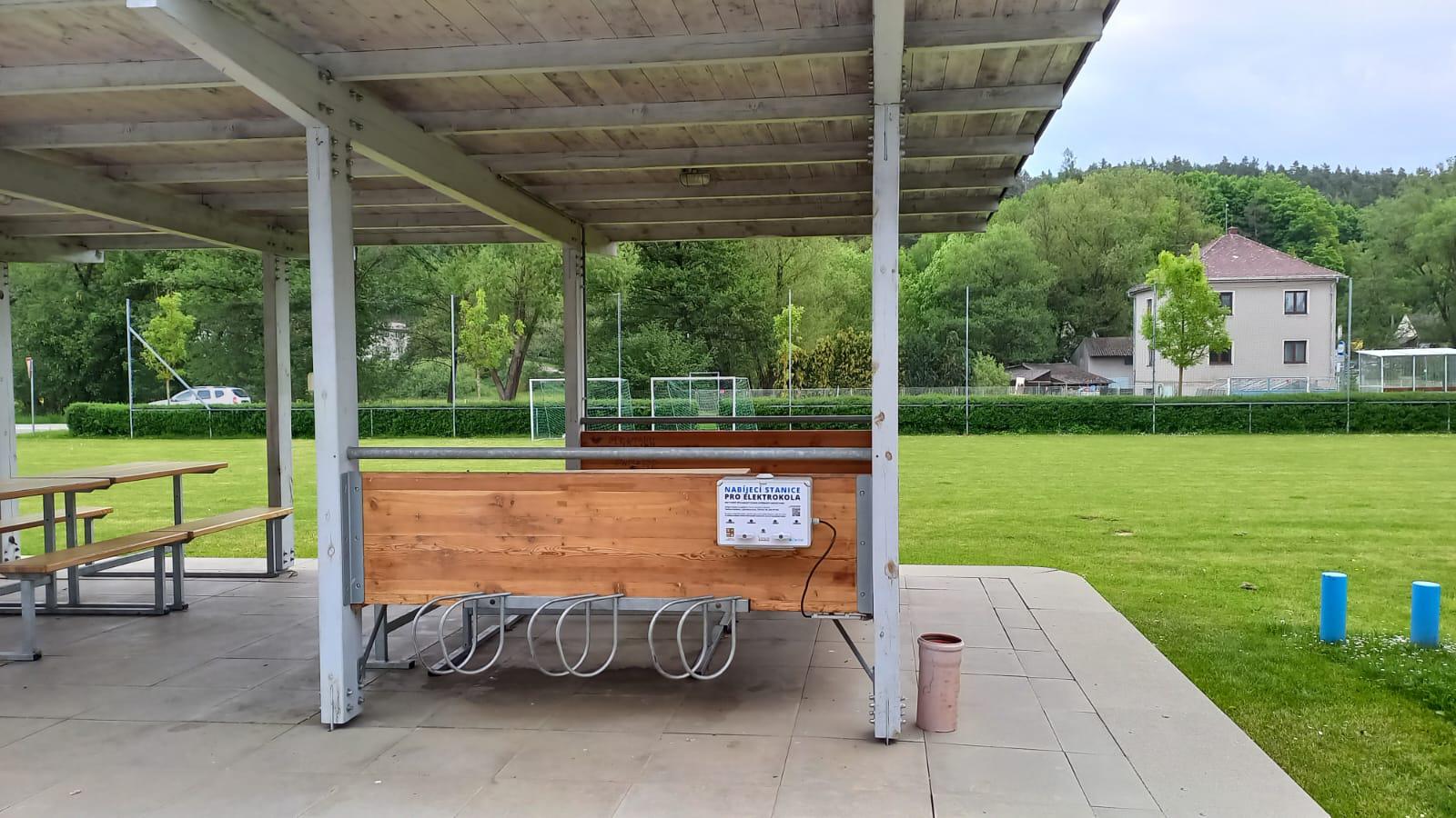 Nabíjecí stanice pro elektrokola - Centrum Caolinum Nevřeň