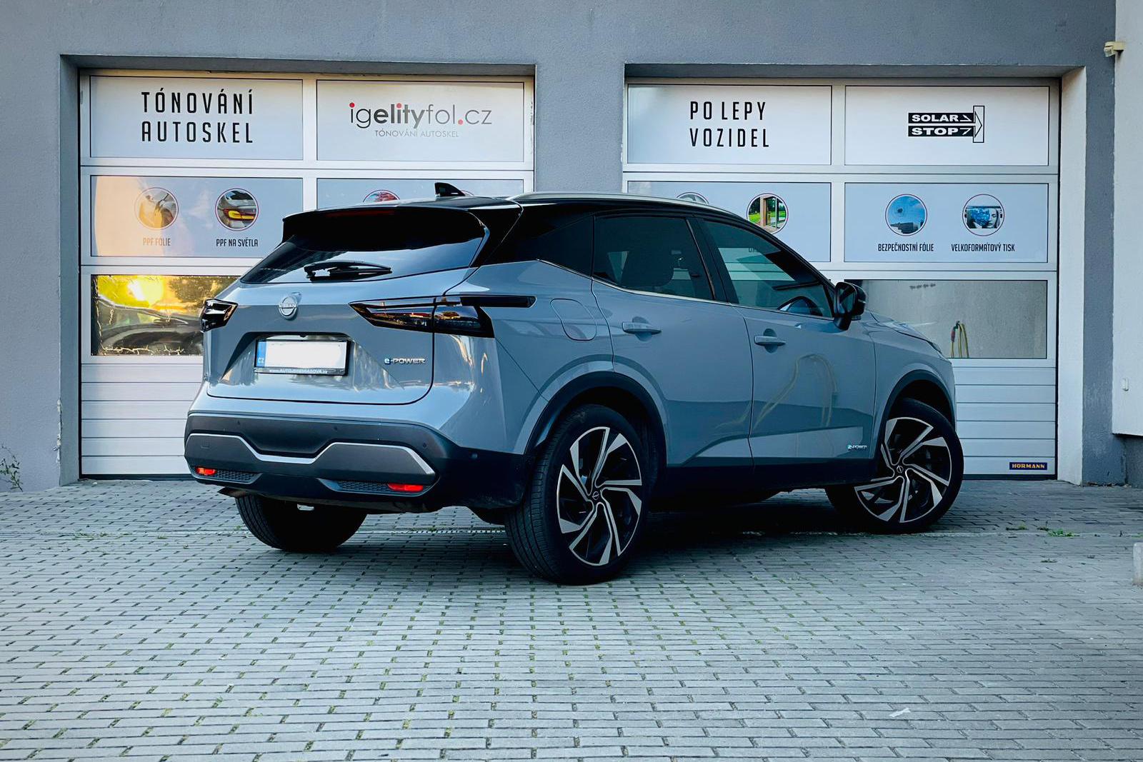 Tónování autoskel keramickou fólií