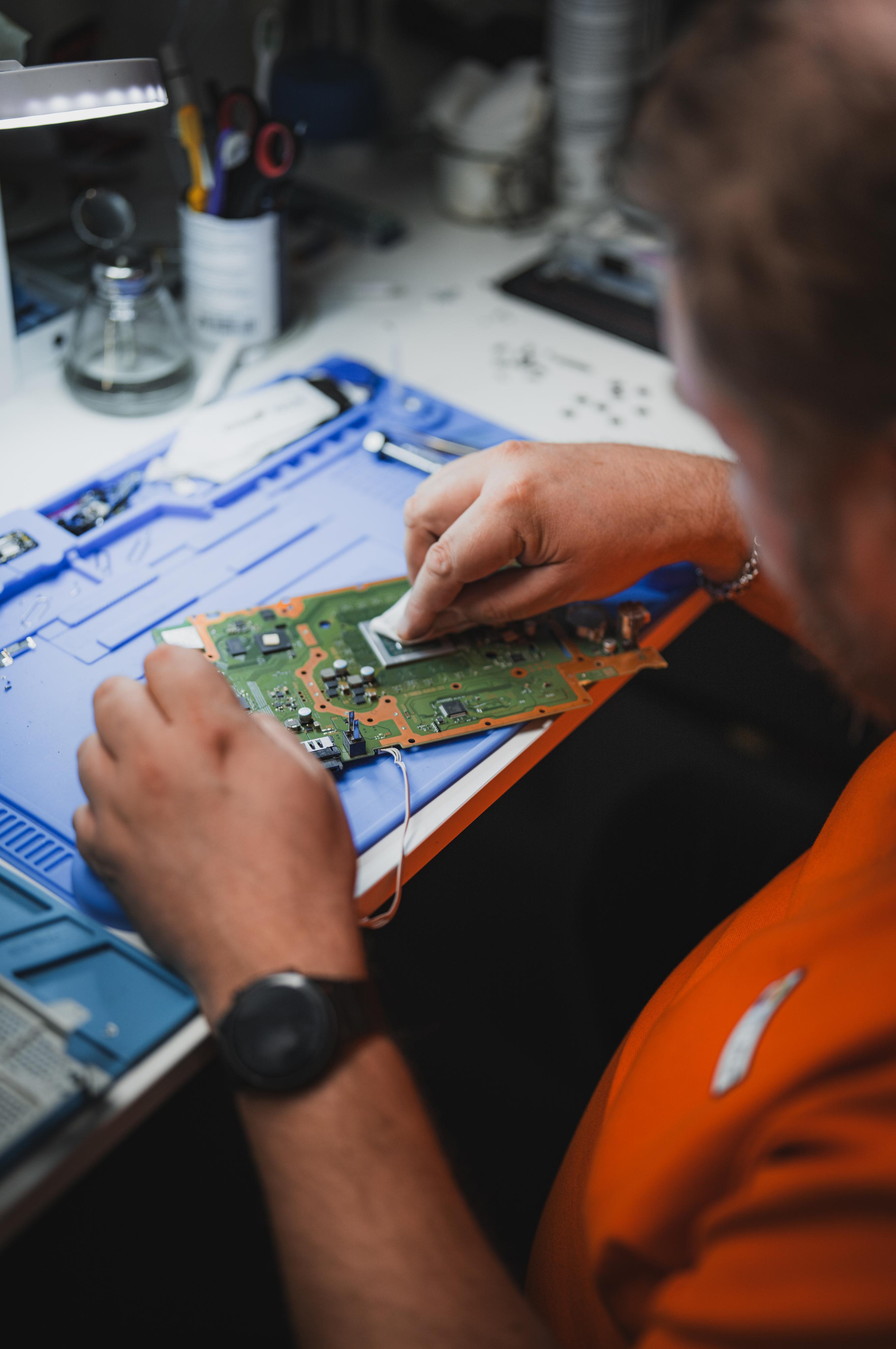 Oprava základní desky telefonu