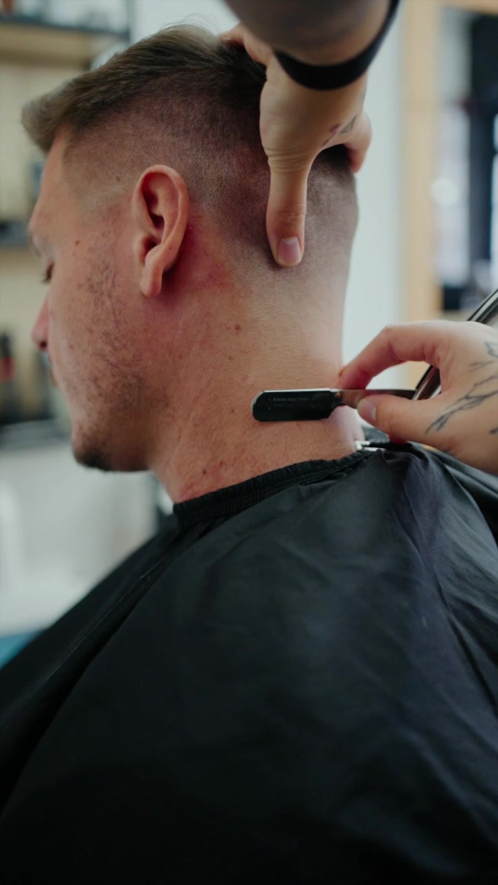 Benedikta Koryntová - The Barber Bee foto 2 (náhled videa)