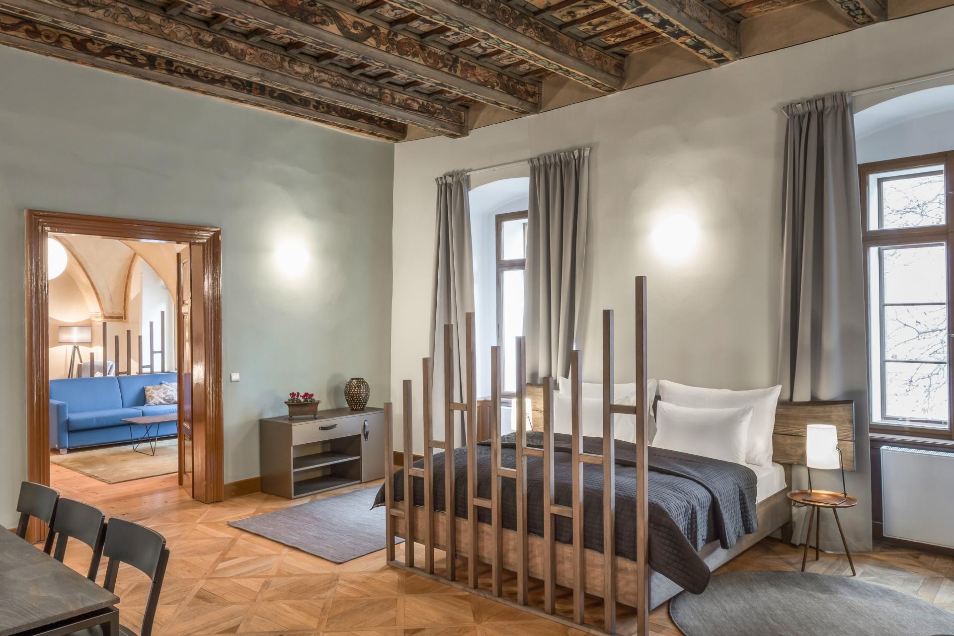 3 Epoques Apartments by Adrez