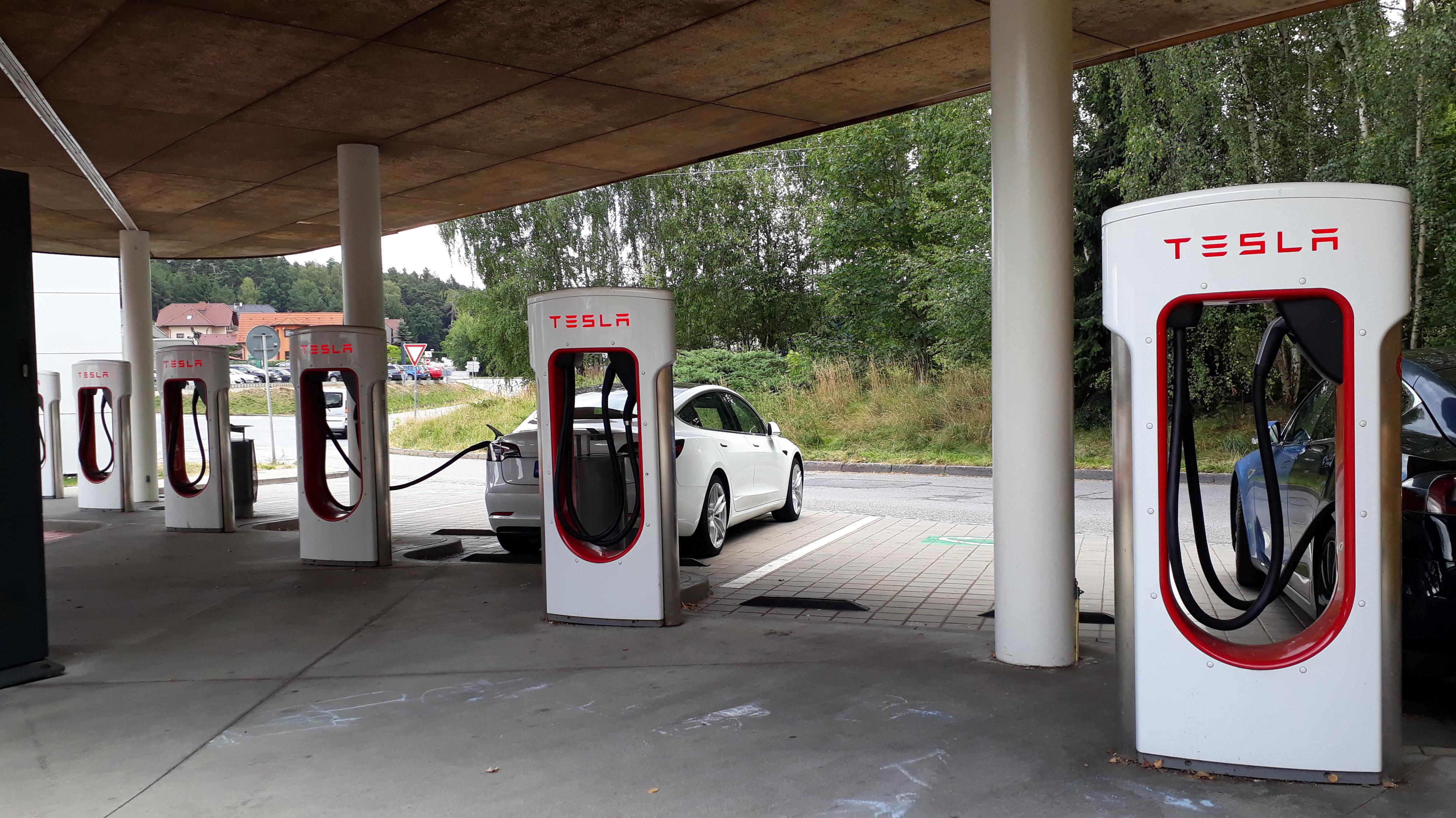 Nabíjecí stanice Tesla supercharger foto 4