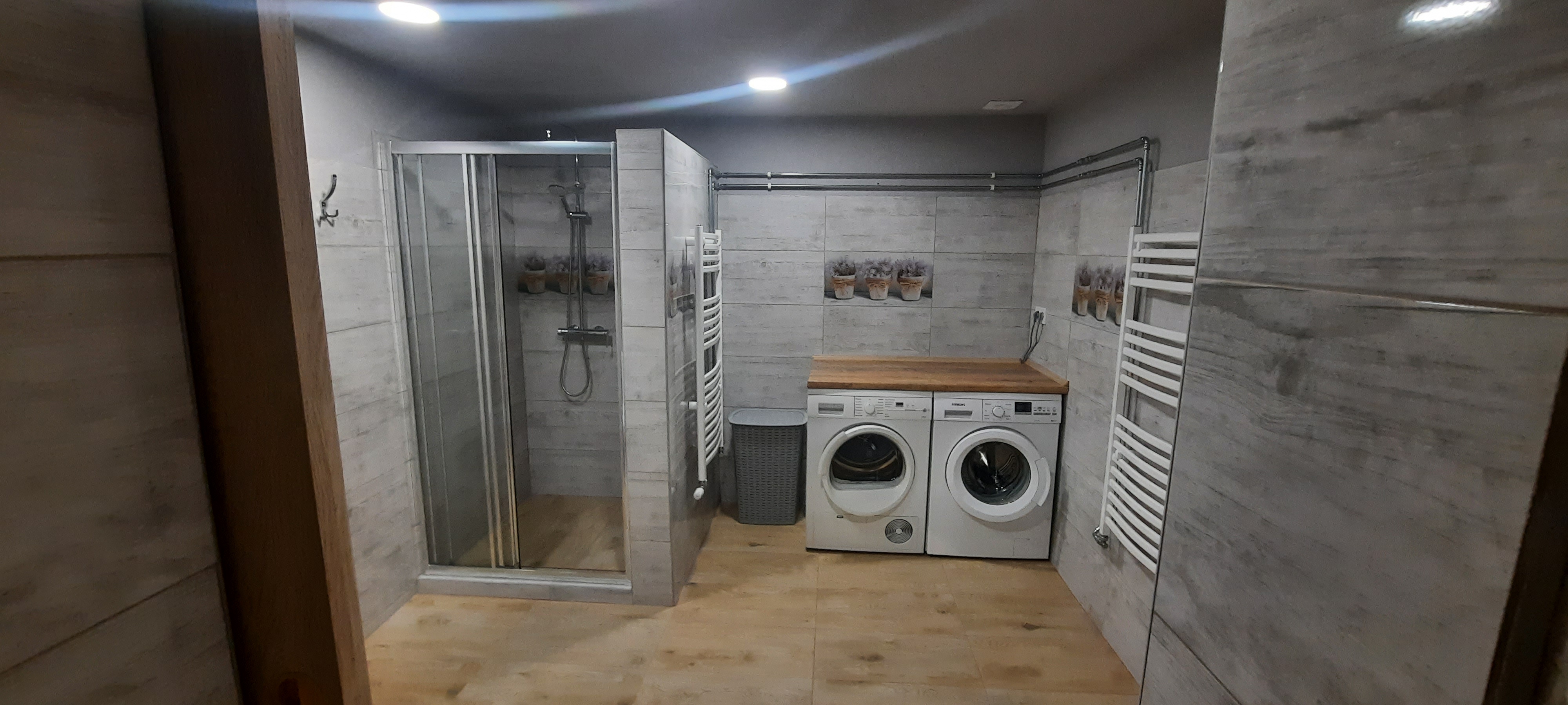 Vejminek pod smrkem foto 2