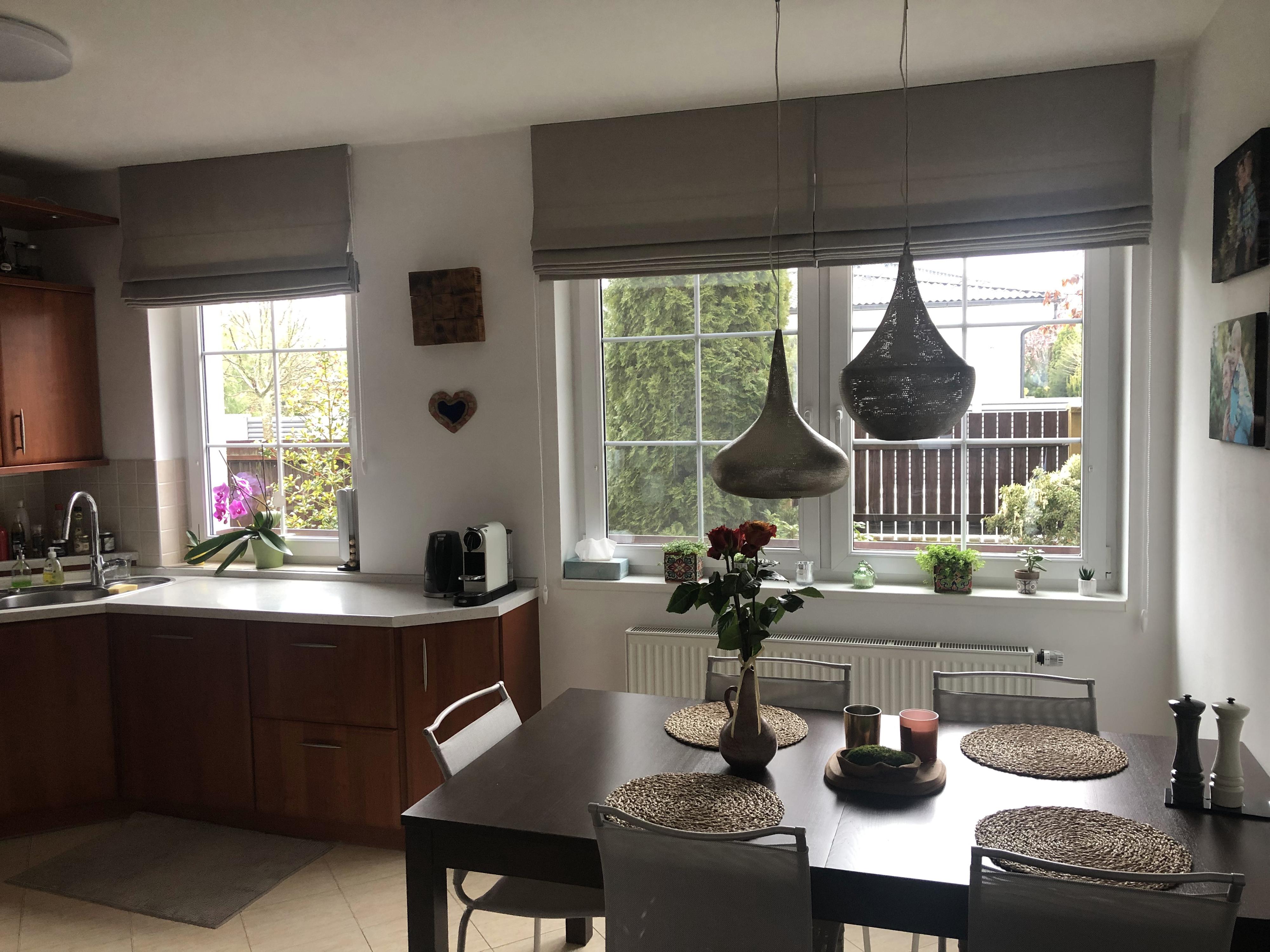 Záclony, závěsy, římské rolety: od ušití po montáž