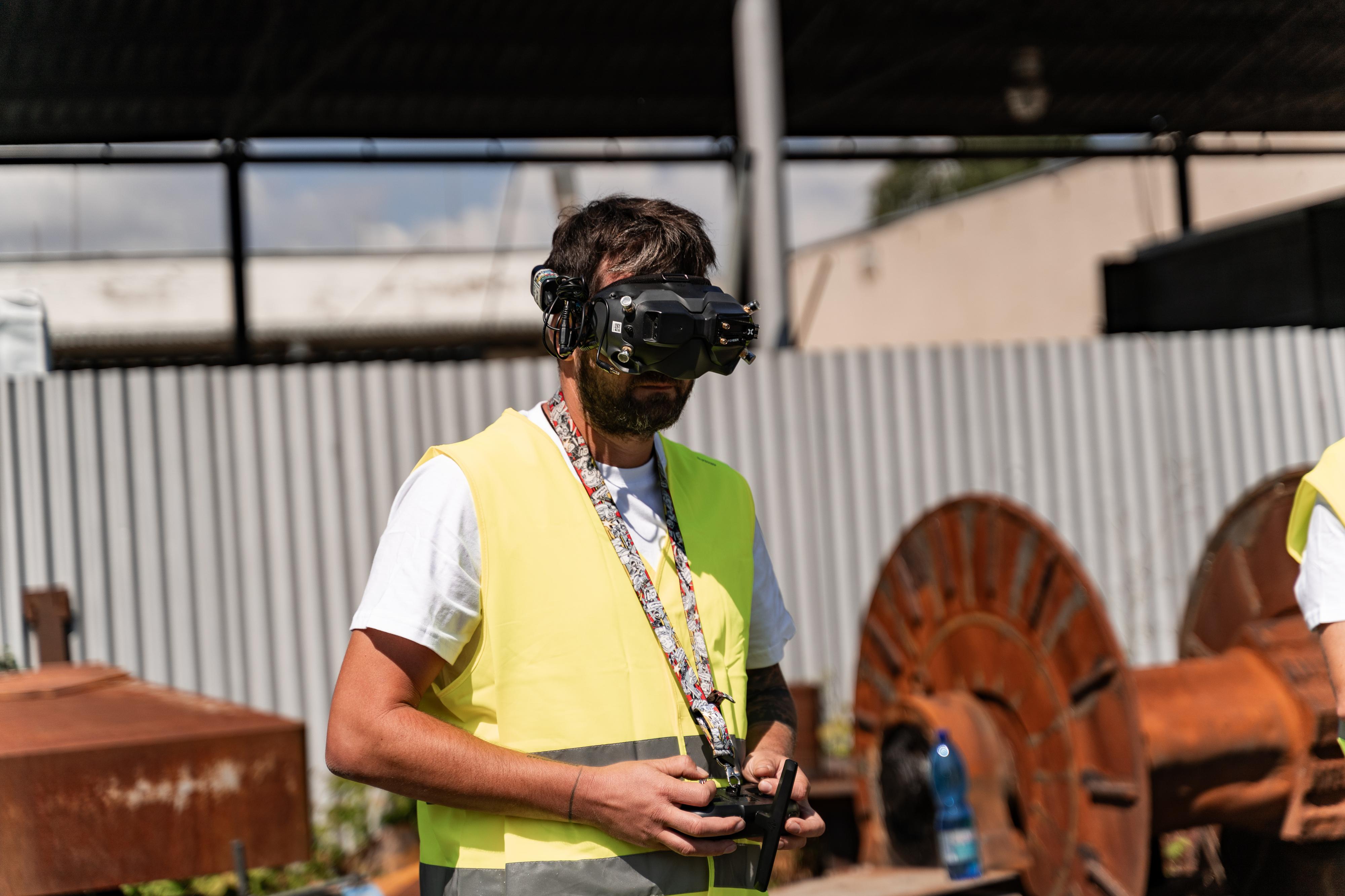 Pilot FPV dronu foto 6