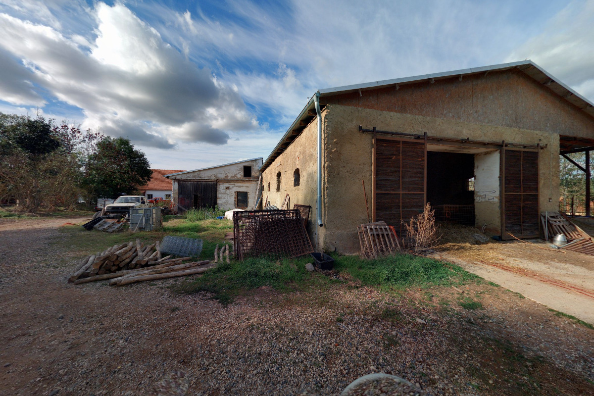 Farma Jan Hála, DiS.