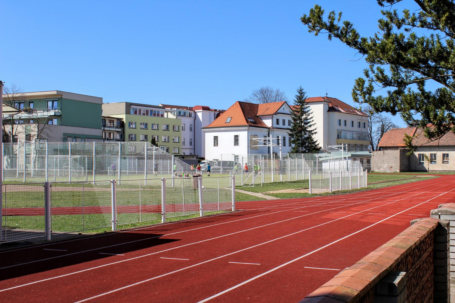 Gymnázium, Pardubice, Dašická - sportovní areál foto 2