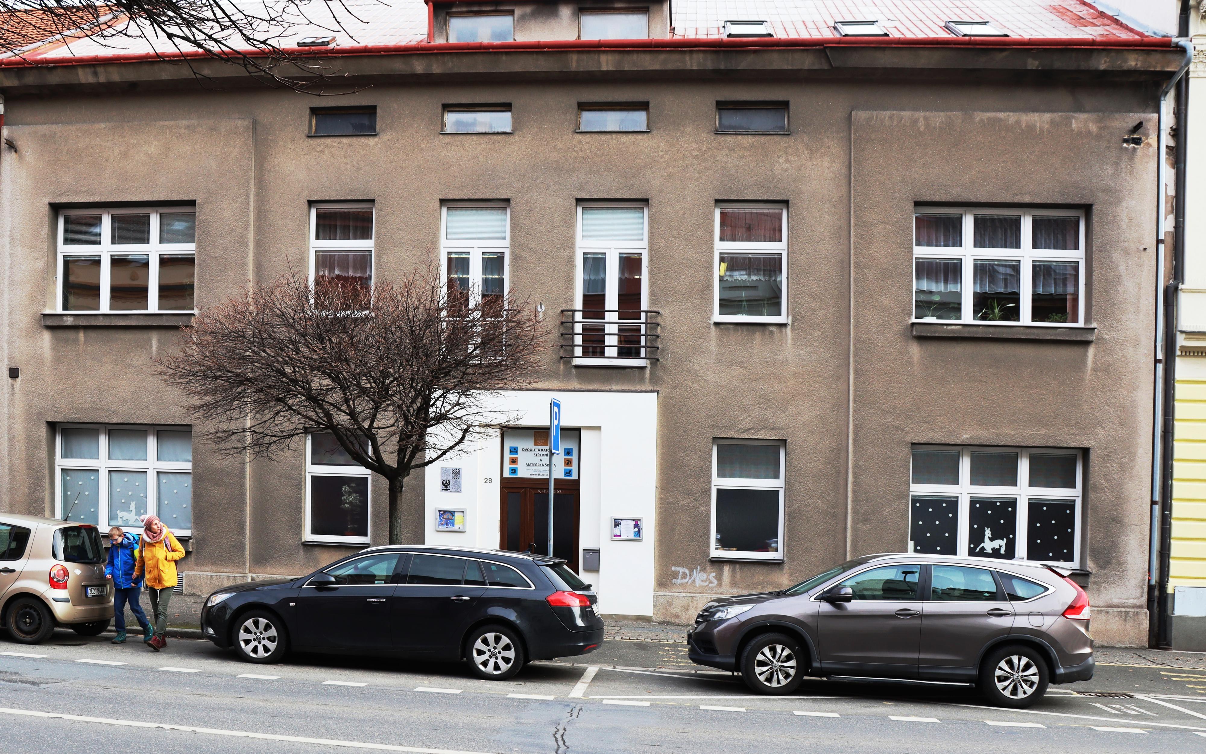 Dvouletá katolická střední škola a mateřská škola foto 2