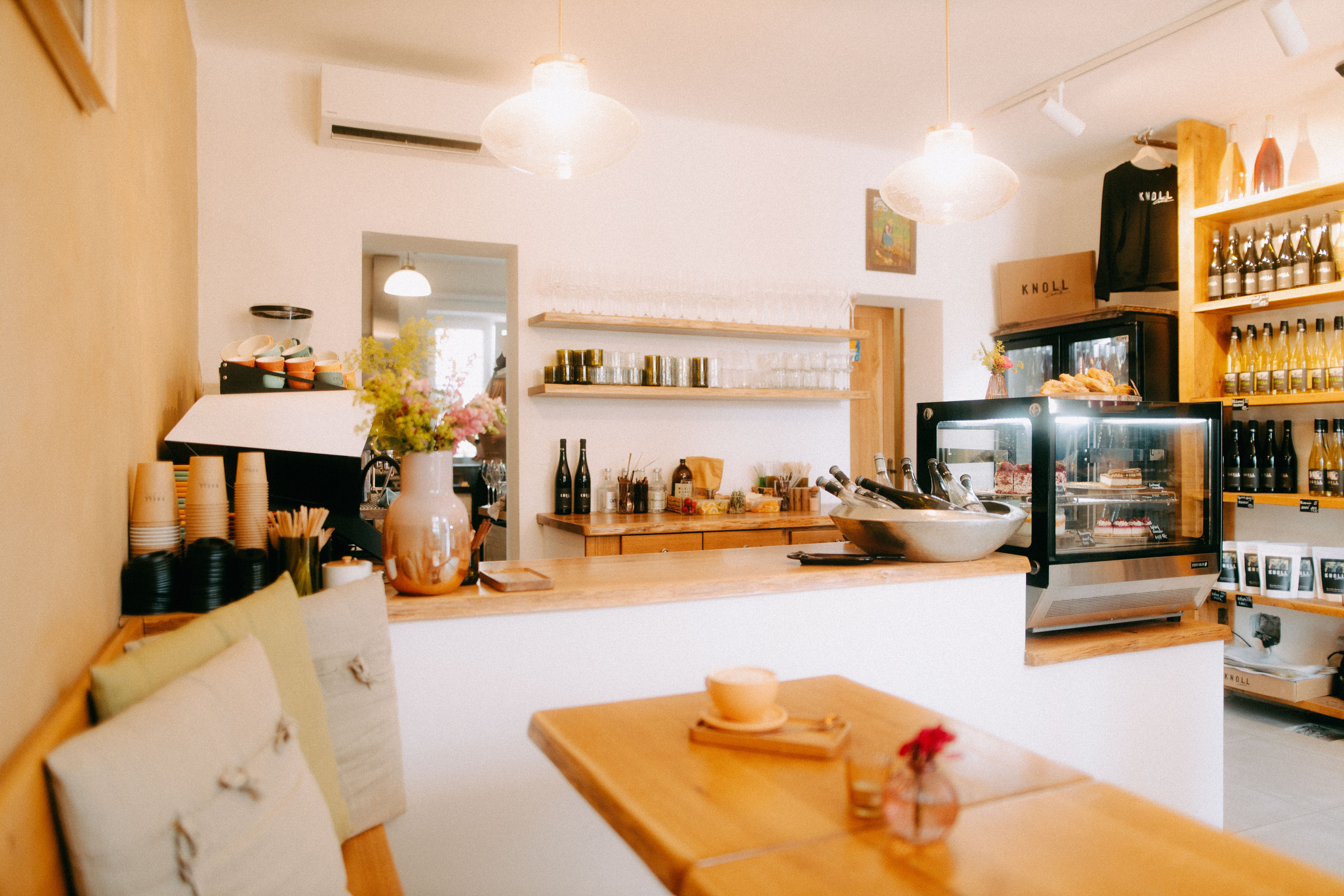 Knoll: na kávu & pohárek