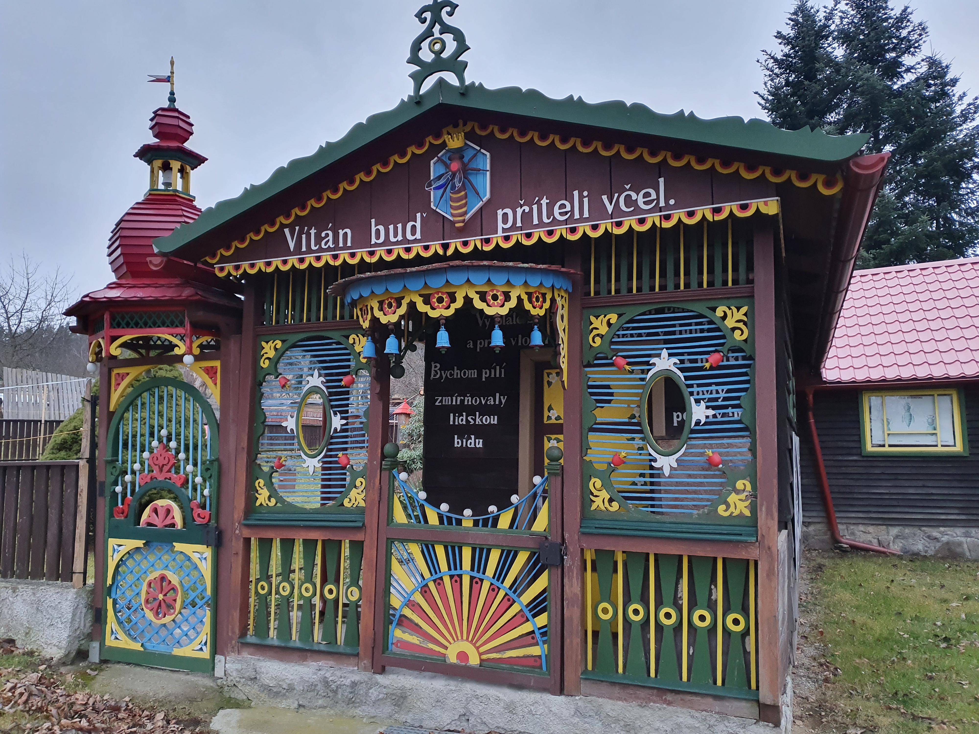 Machův malovaný a vyřezávaný včelín v Krušlově foto 5