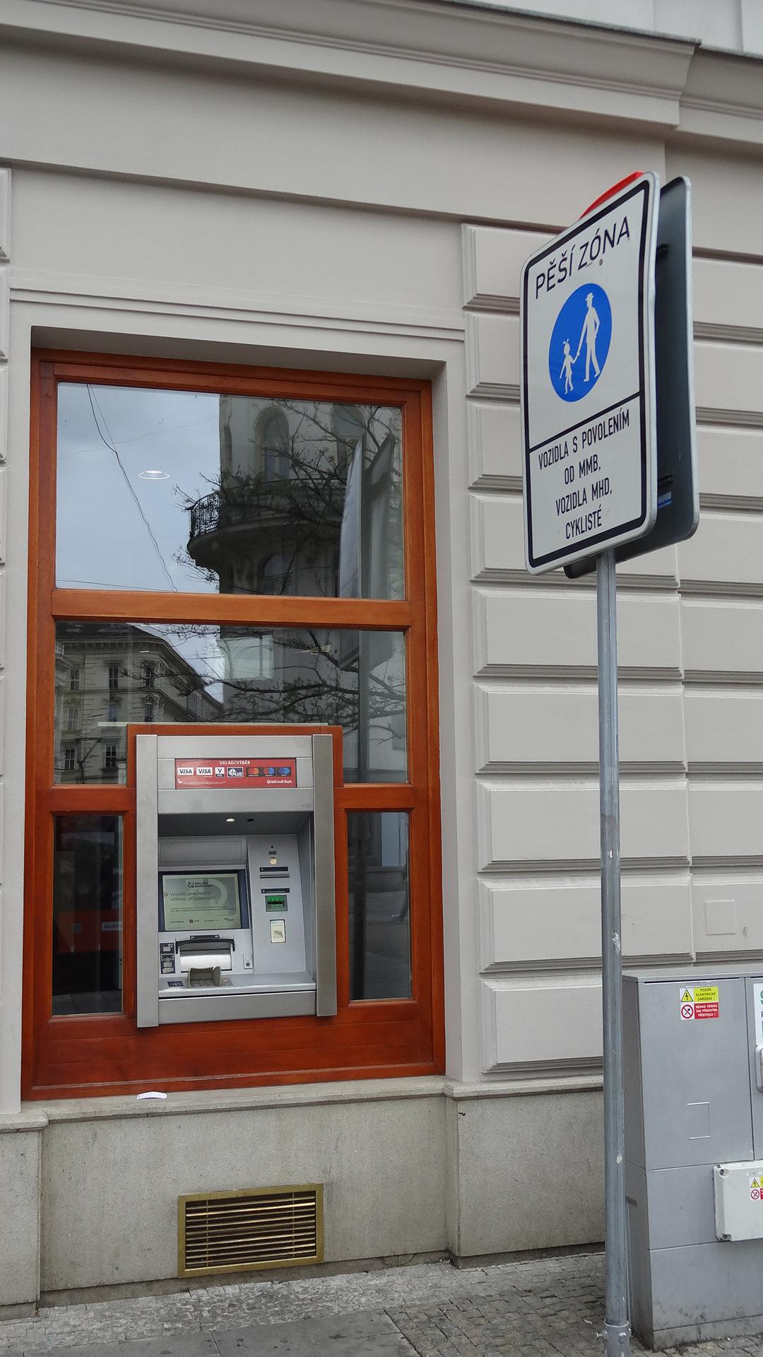 Bankomat UniCredit Bank Czech Republic foto 4