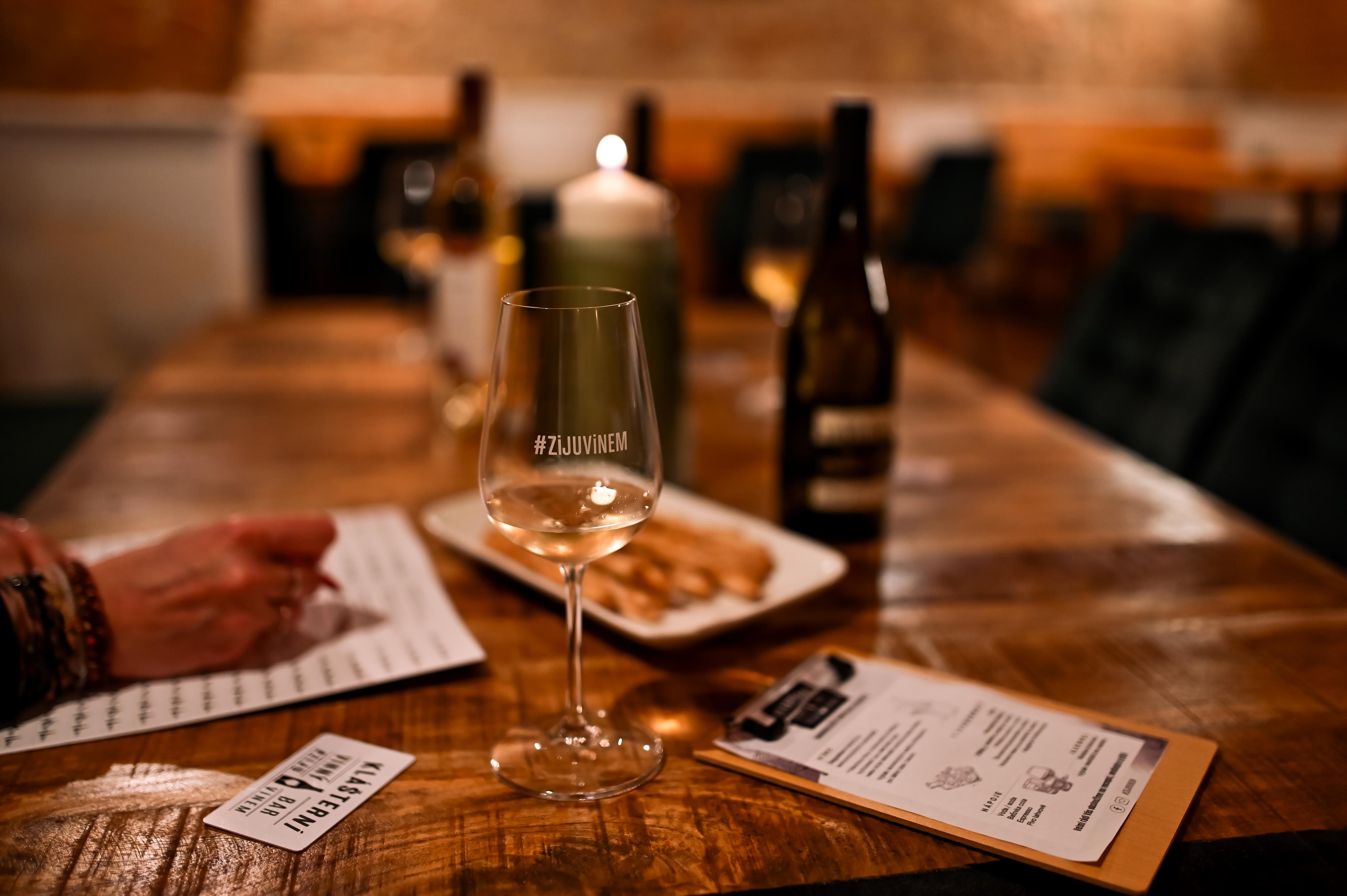 Klášterní vinný bar ZiJUViNEM foto 4