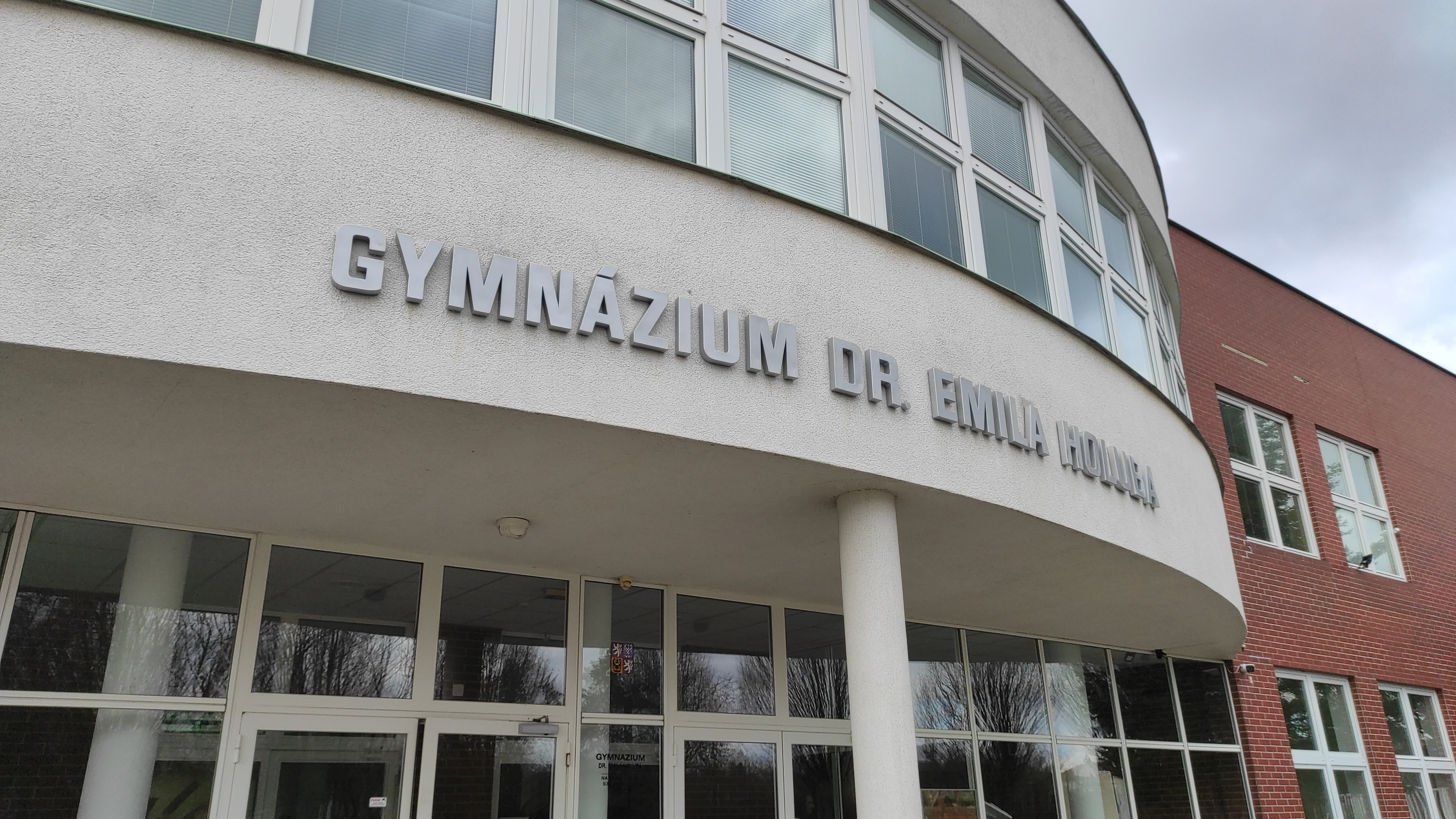 Gymnázium Dr. Emila Holuba Holice foto 2