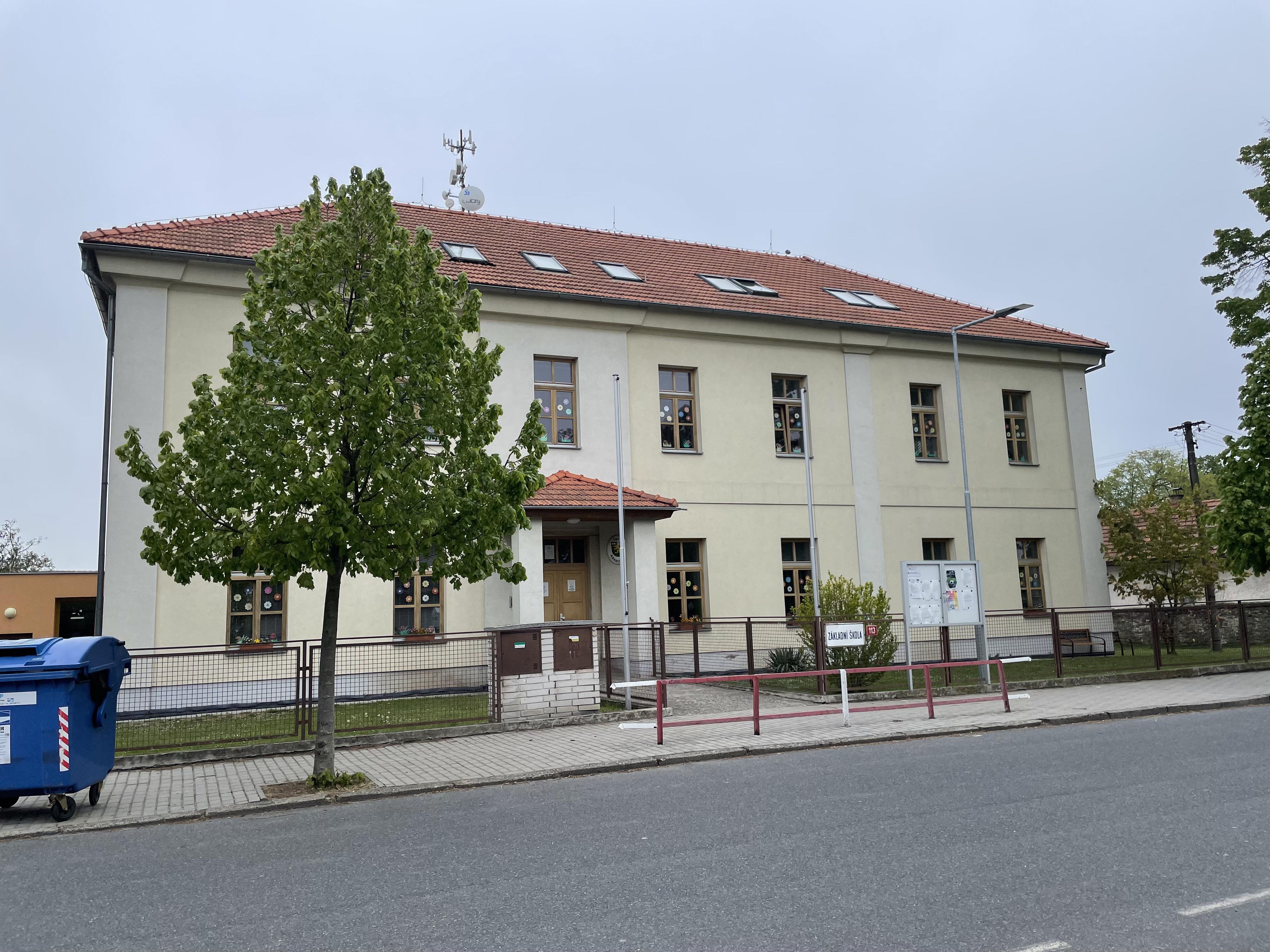 Základní škola a Mateřská škola Krakovany foto 2