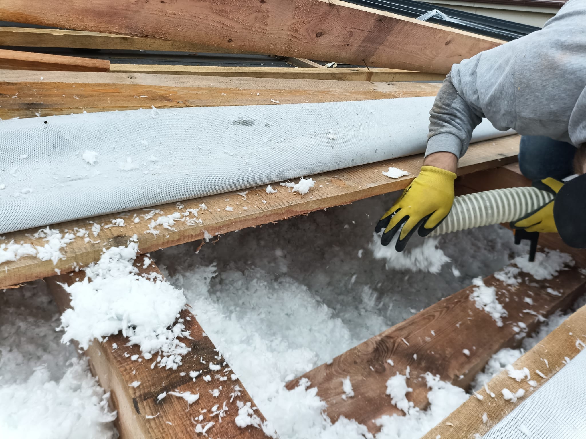 Zaizolujemto s.r.o. - foukaná izolace, stříkaná pěna foto 2