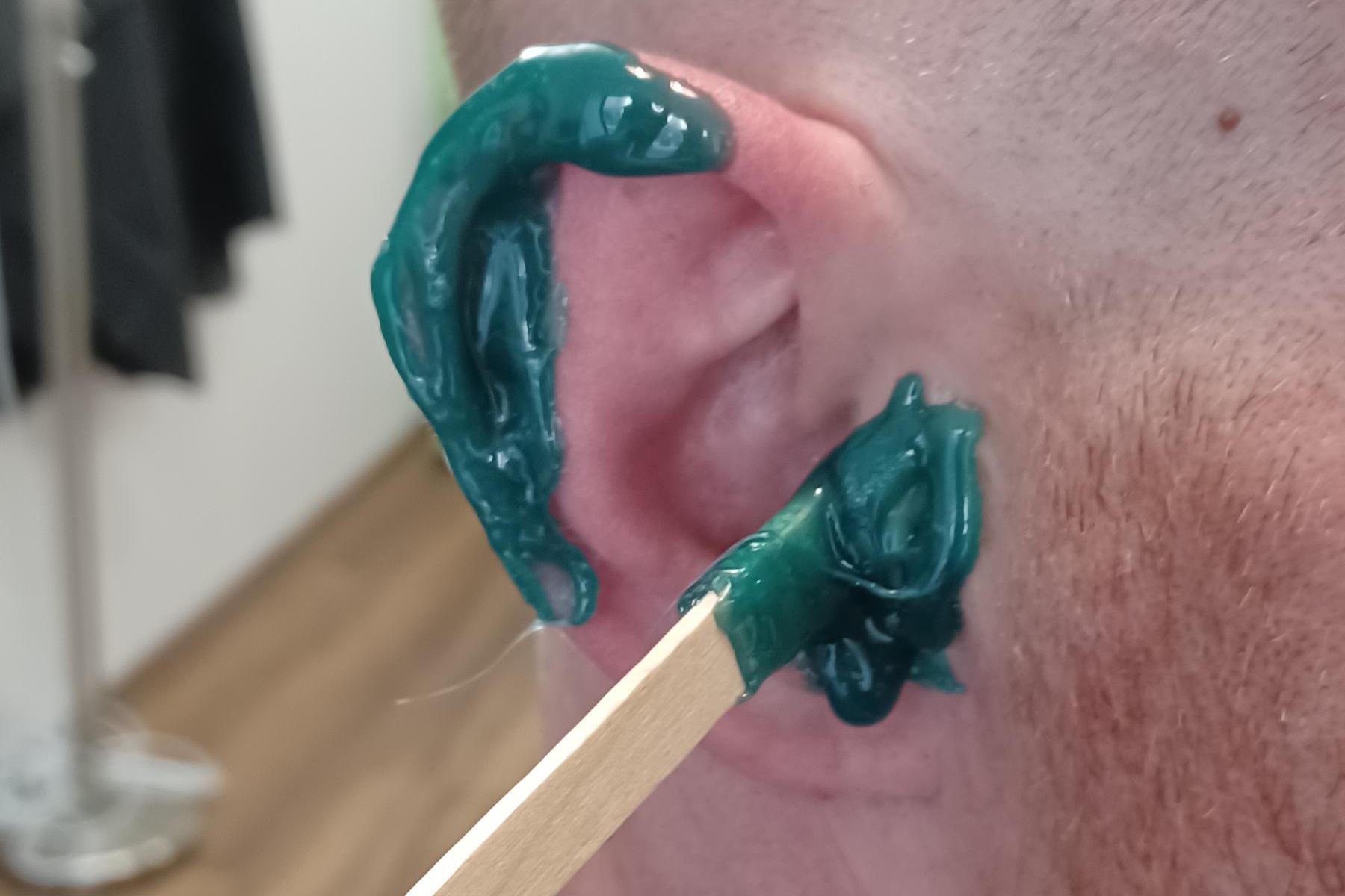 Depilace nosu a uší voskem