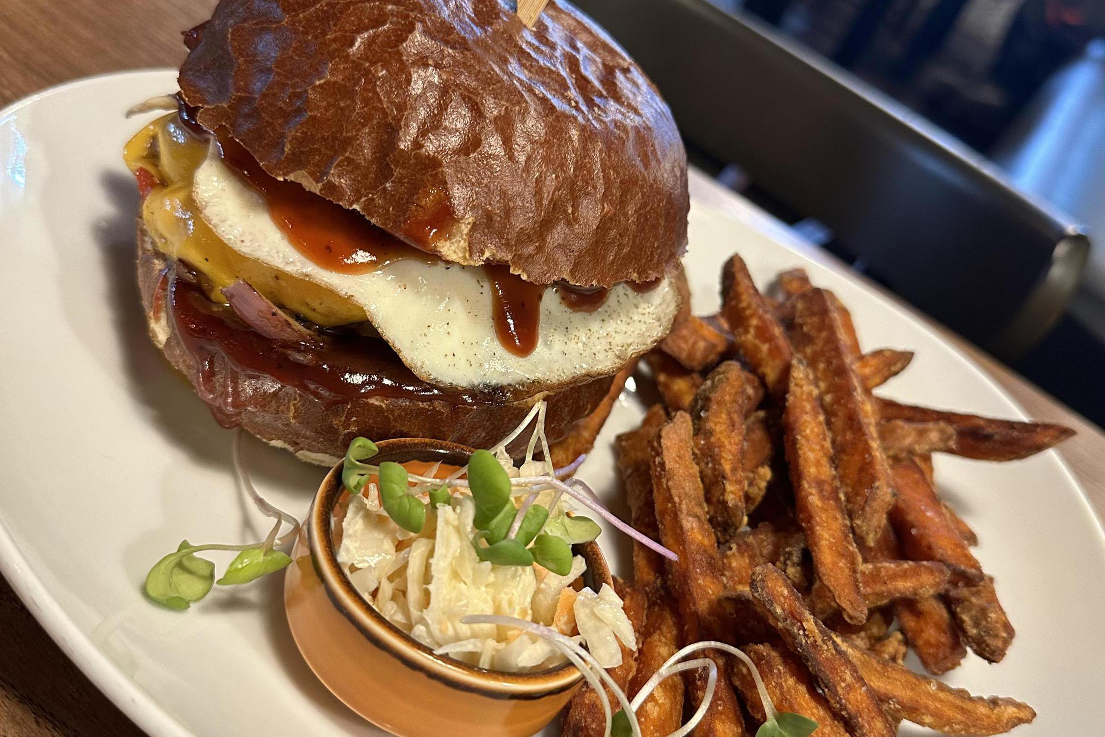 Daniel's pub & burger