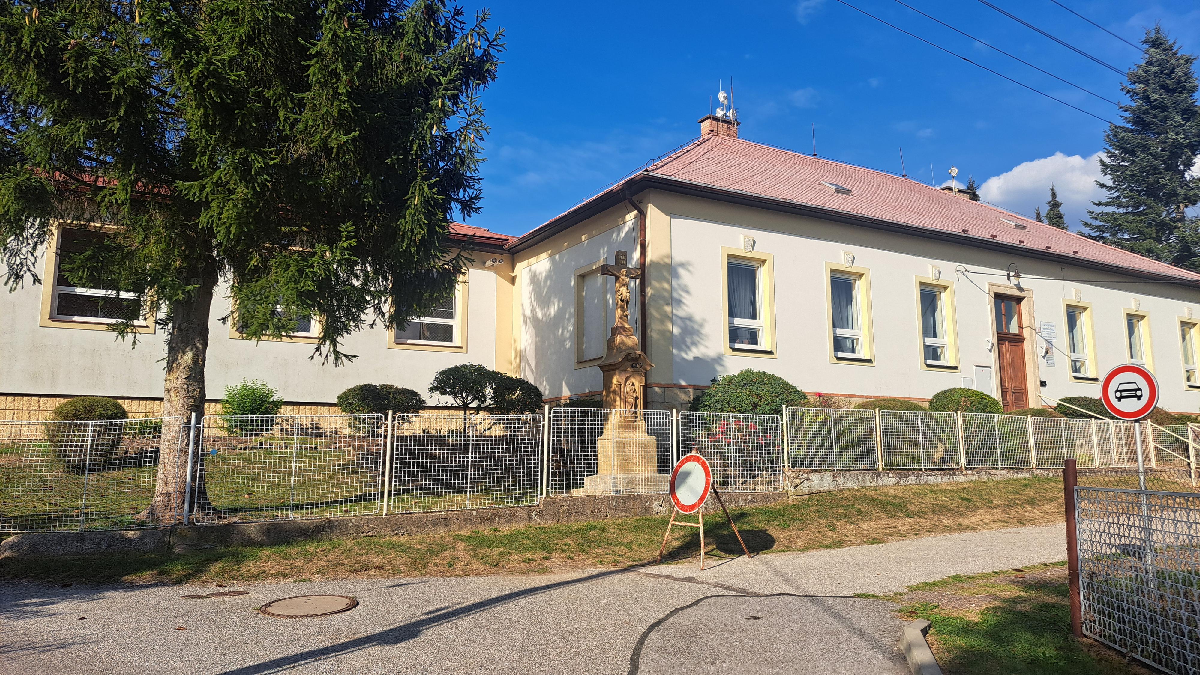 ZŠ a MŠ MUDr. Josefa Moravce, Nemojov