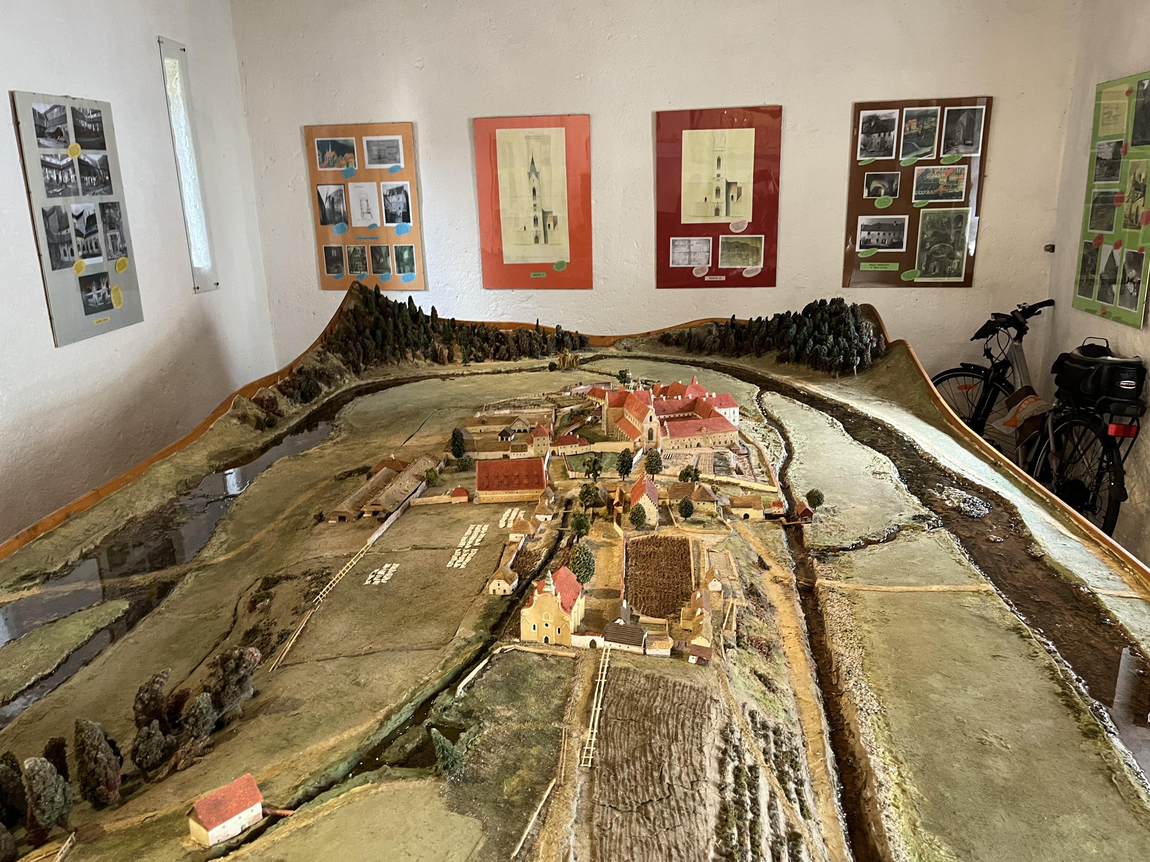 Antikvariát - model kláštera foto 4