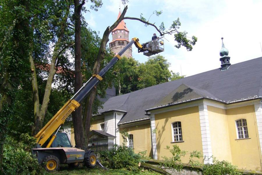 Provádíme ořezy stromů až do výšky 35m