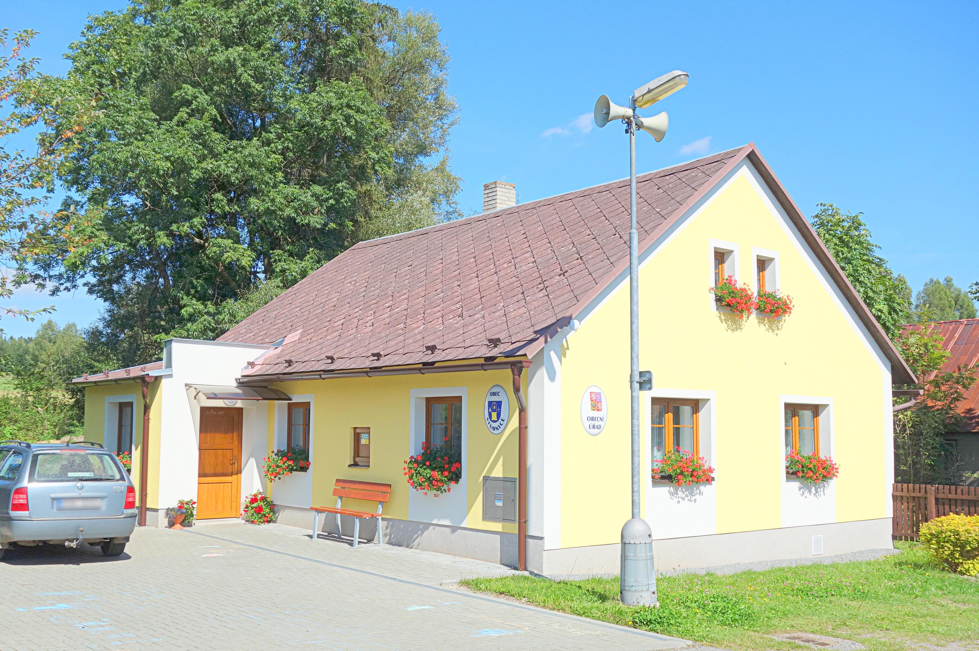 Studnice - obecní úřad foto 2