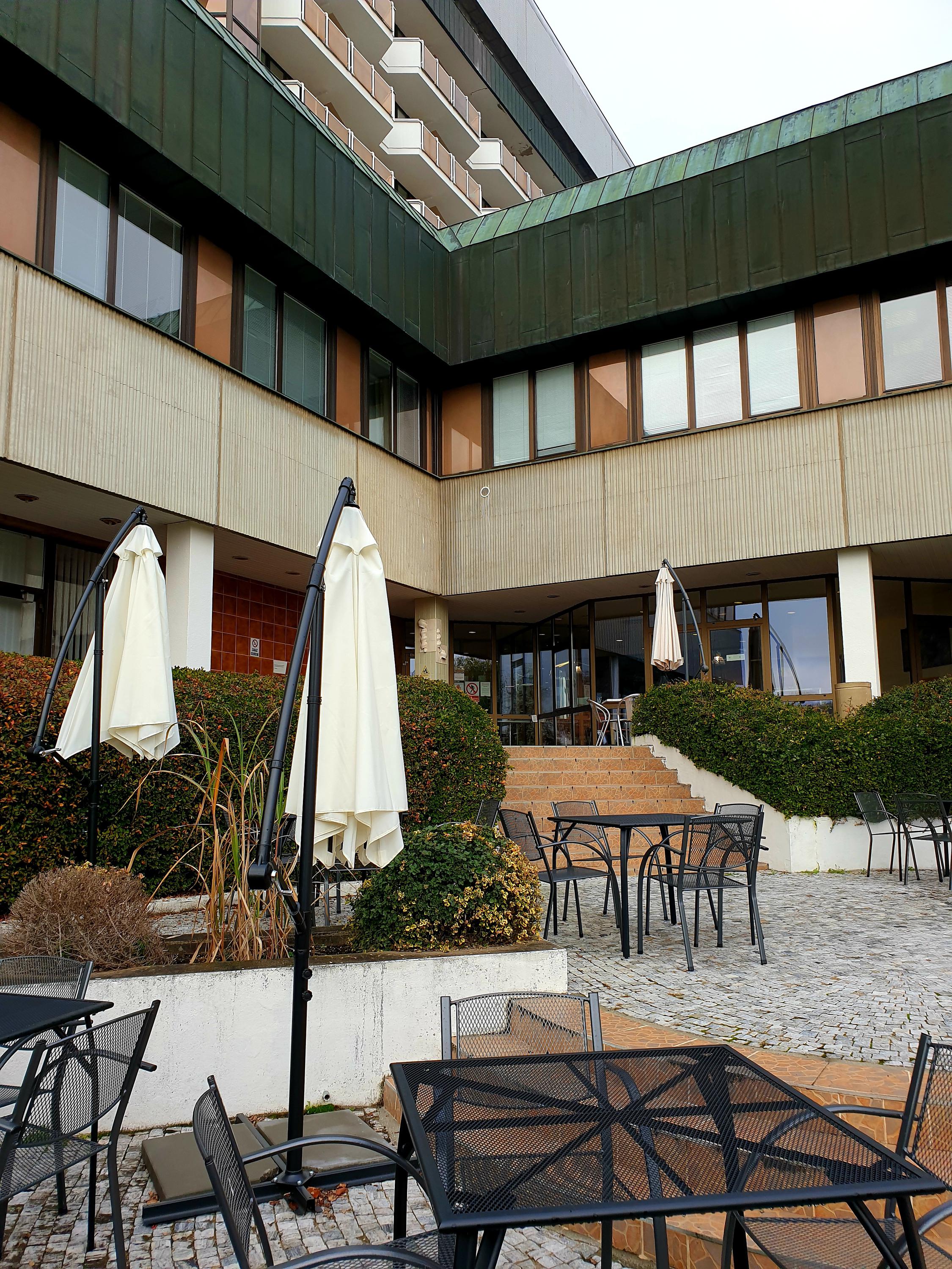 Kavárna s terasou - FNMH, pracoviště Homolka foto 2