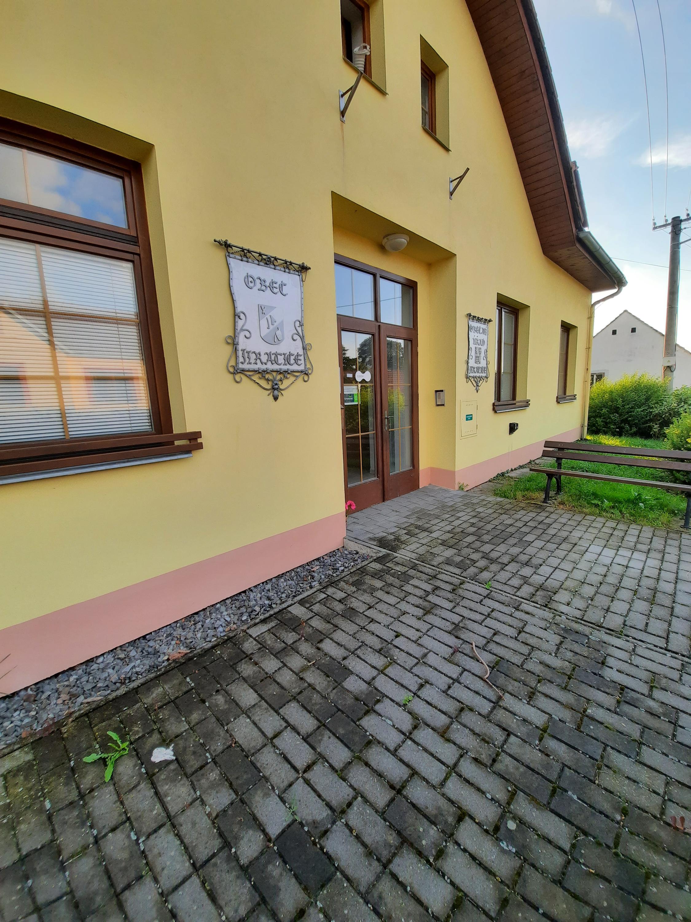 Jiratice - obecní úřad foto 2