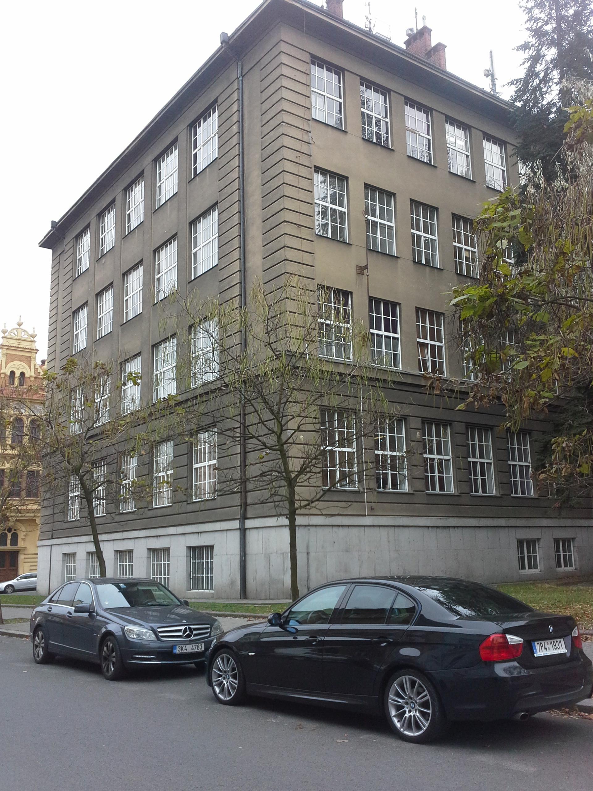 Masarykovo gymnázium Plzeň, Petákova foto 2