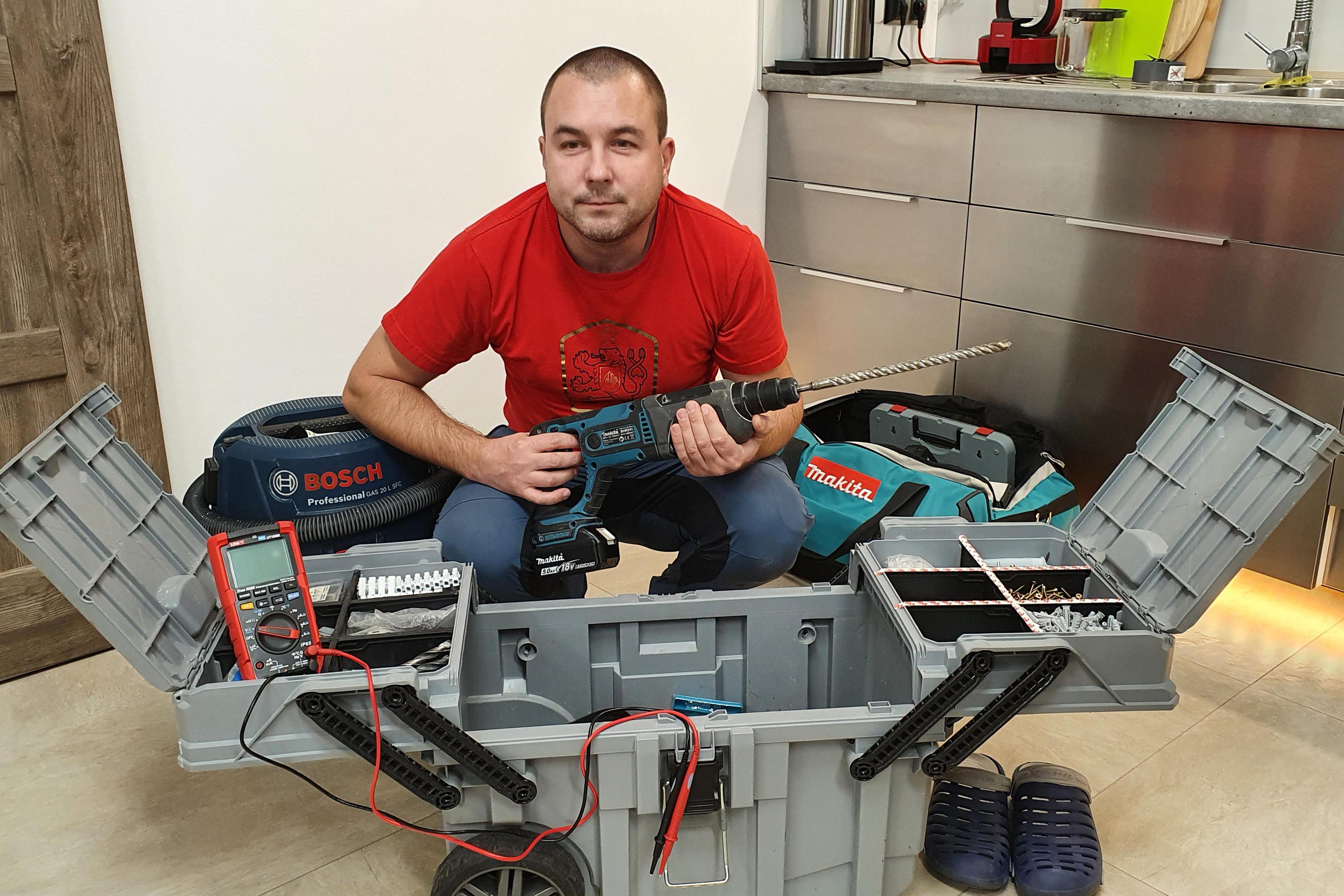 Elektrikář Lukáš Stangar