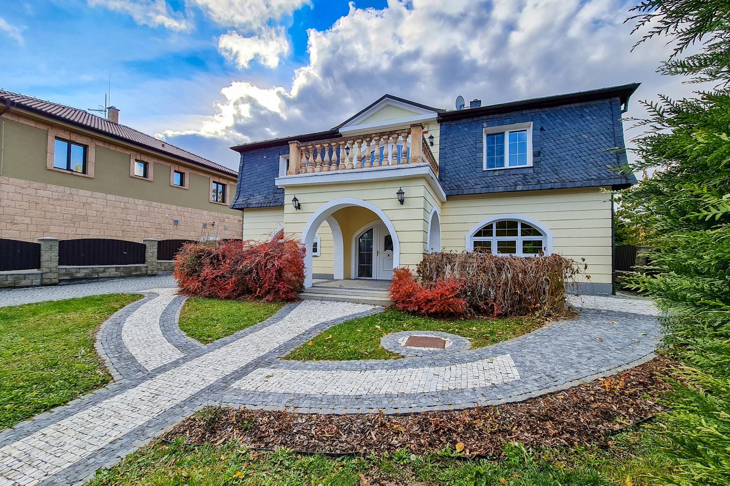 Pronájem luxusního rodinného domu 7+kk (360 m2)