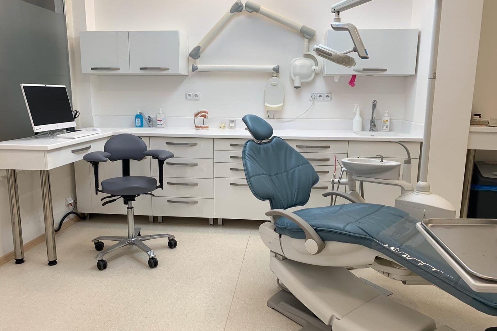 GLASS Holding s.r.o., Dental Karlín