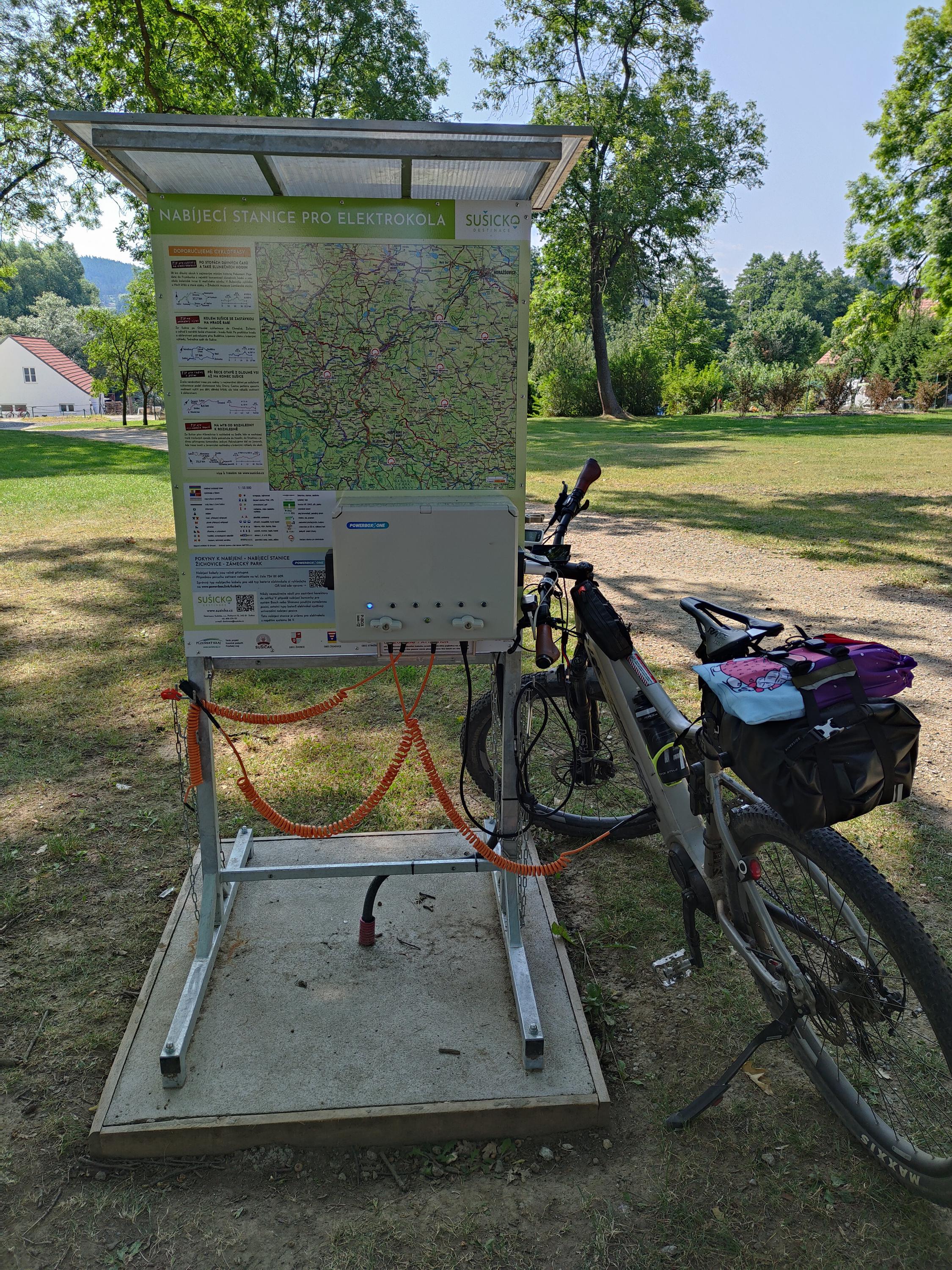 Nabíjecí stanice Zámecký park Žichovice foto 2