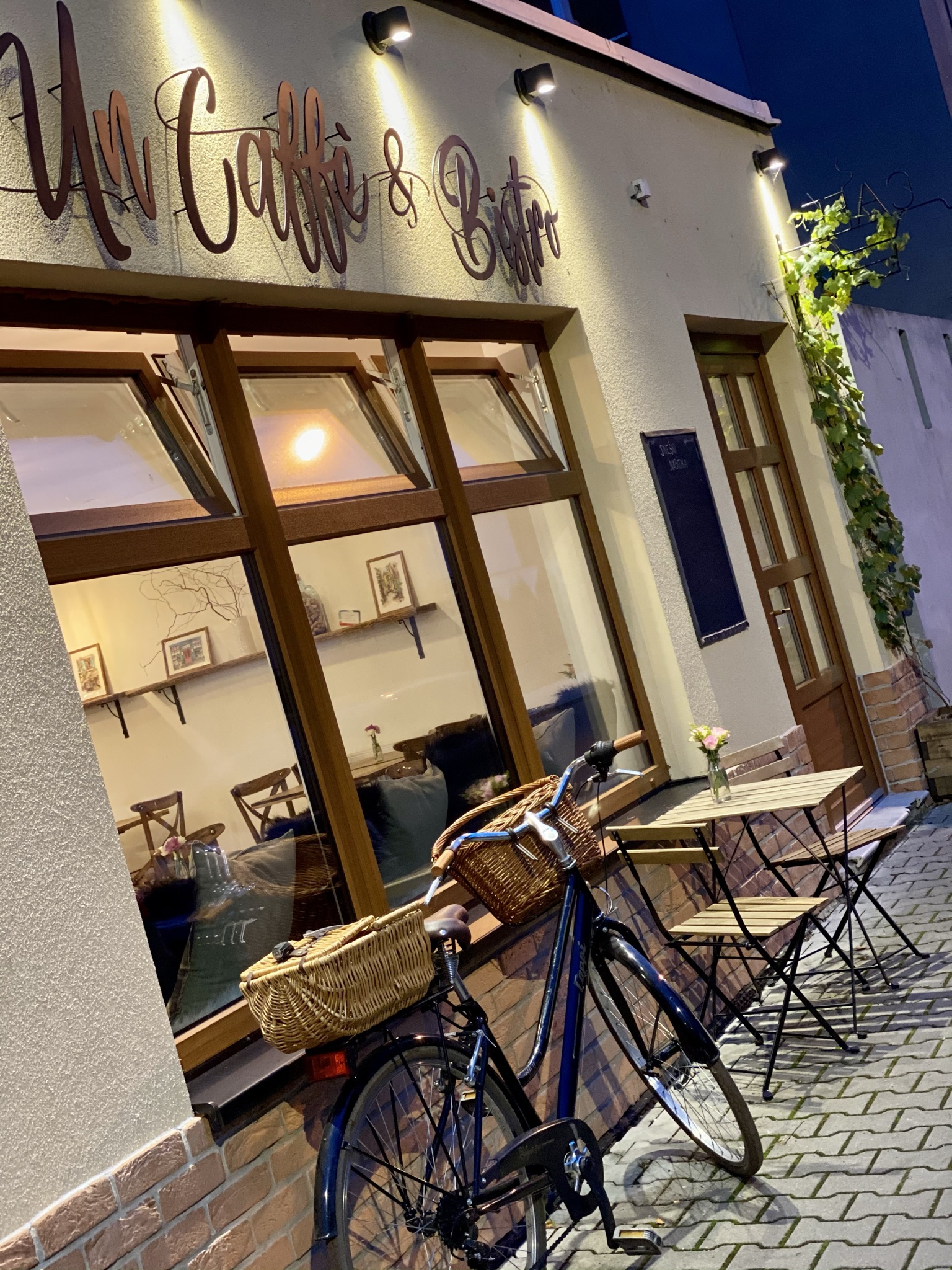 Un Caffé & Bistro