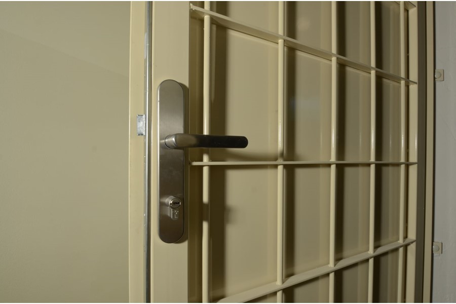 Mřížové dveře do sklepních kójí