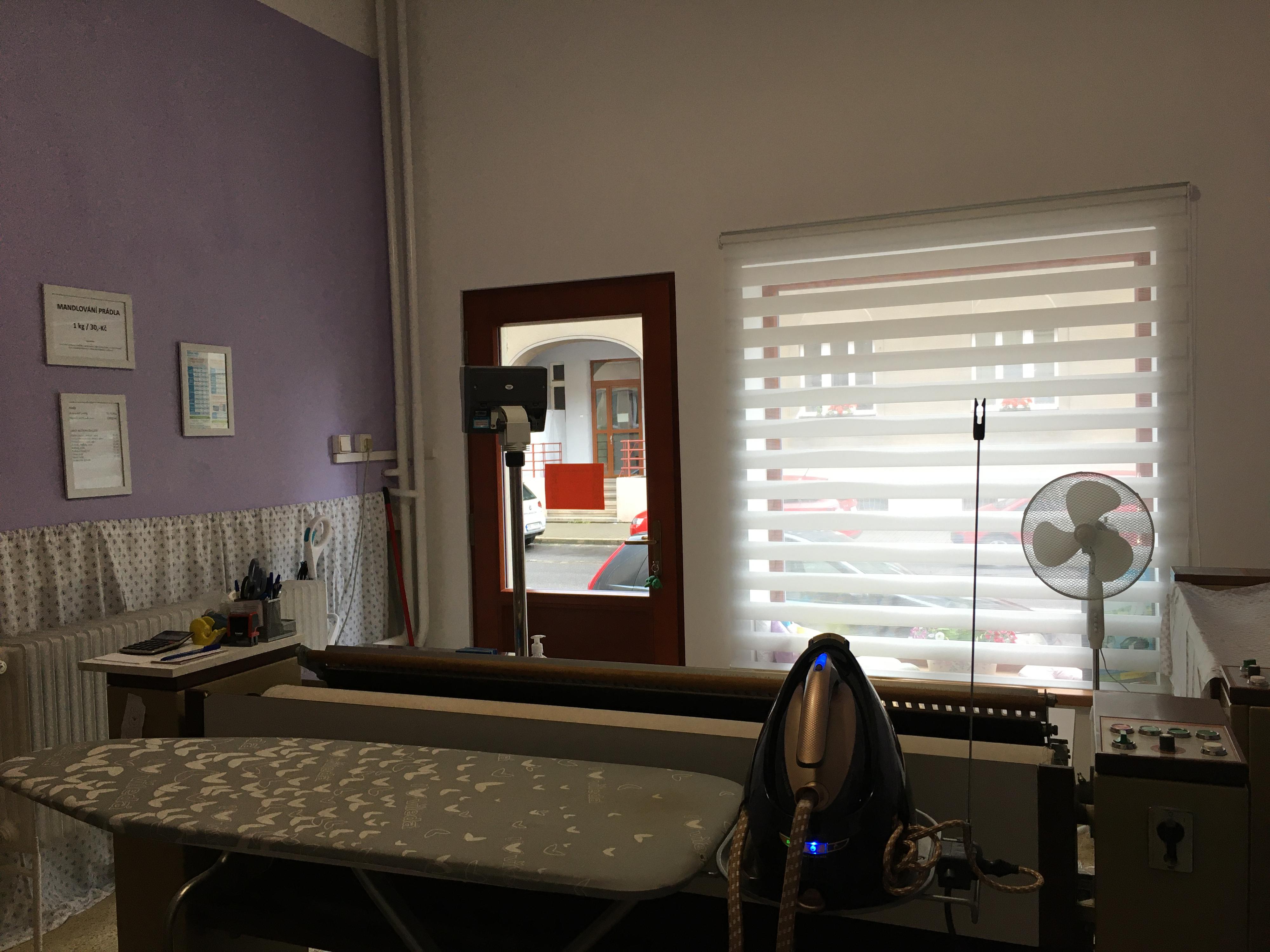 Mandlování prádla Denisa Kneiflová foto 2