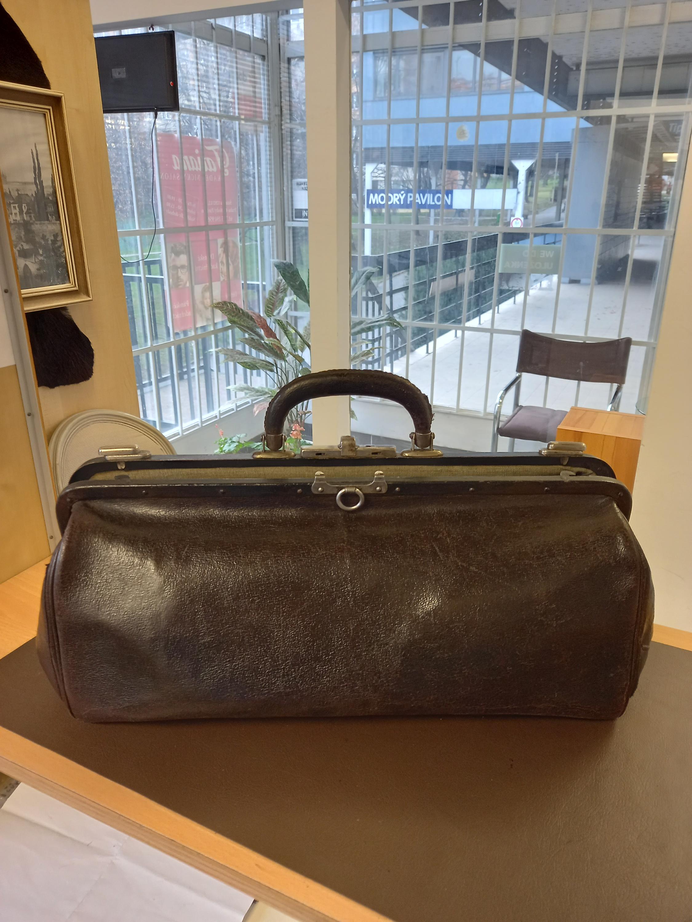 Vasyl Irha - Opravna obuvi a Čalounictví foto 6