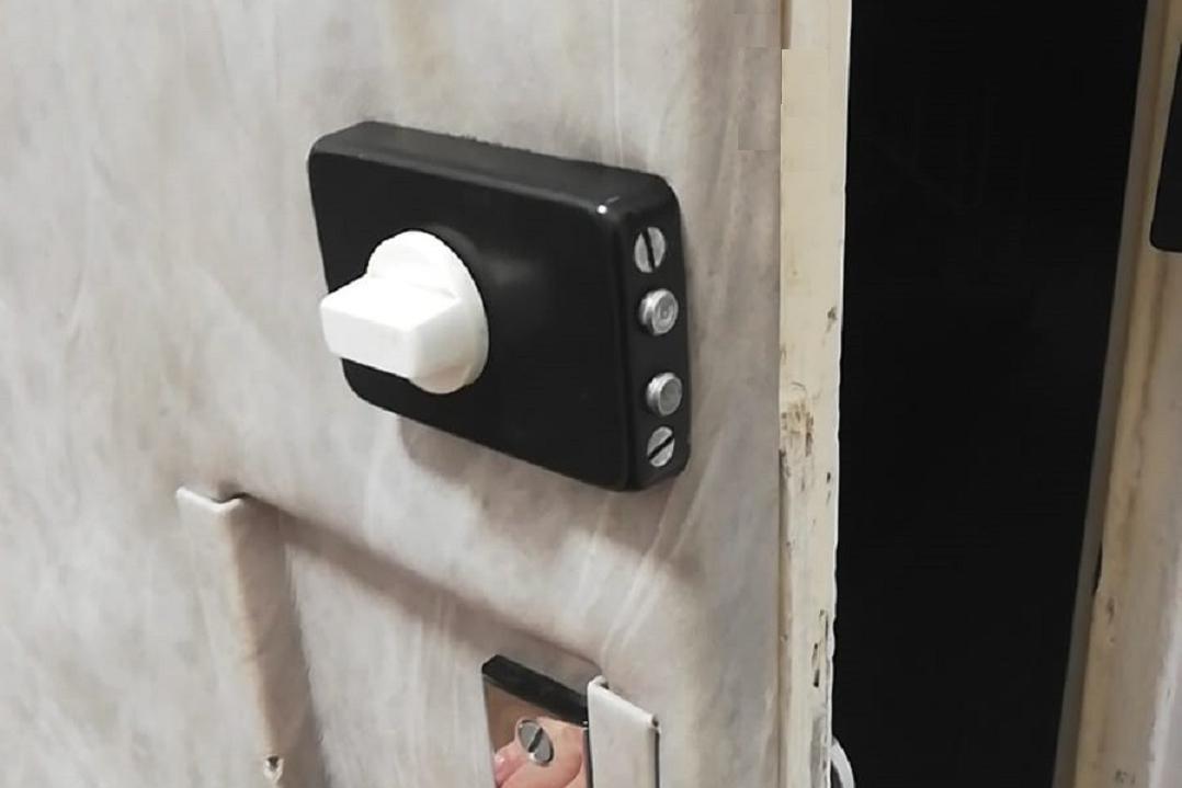 Oprava přídavného zámku bezpečnostních dveří Next