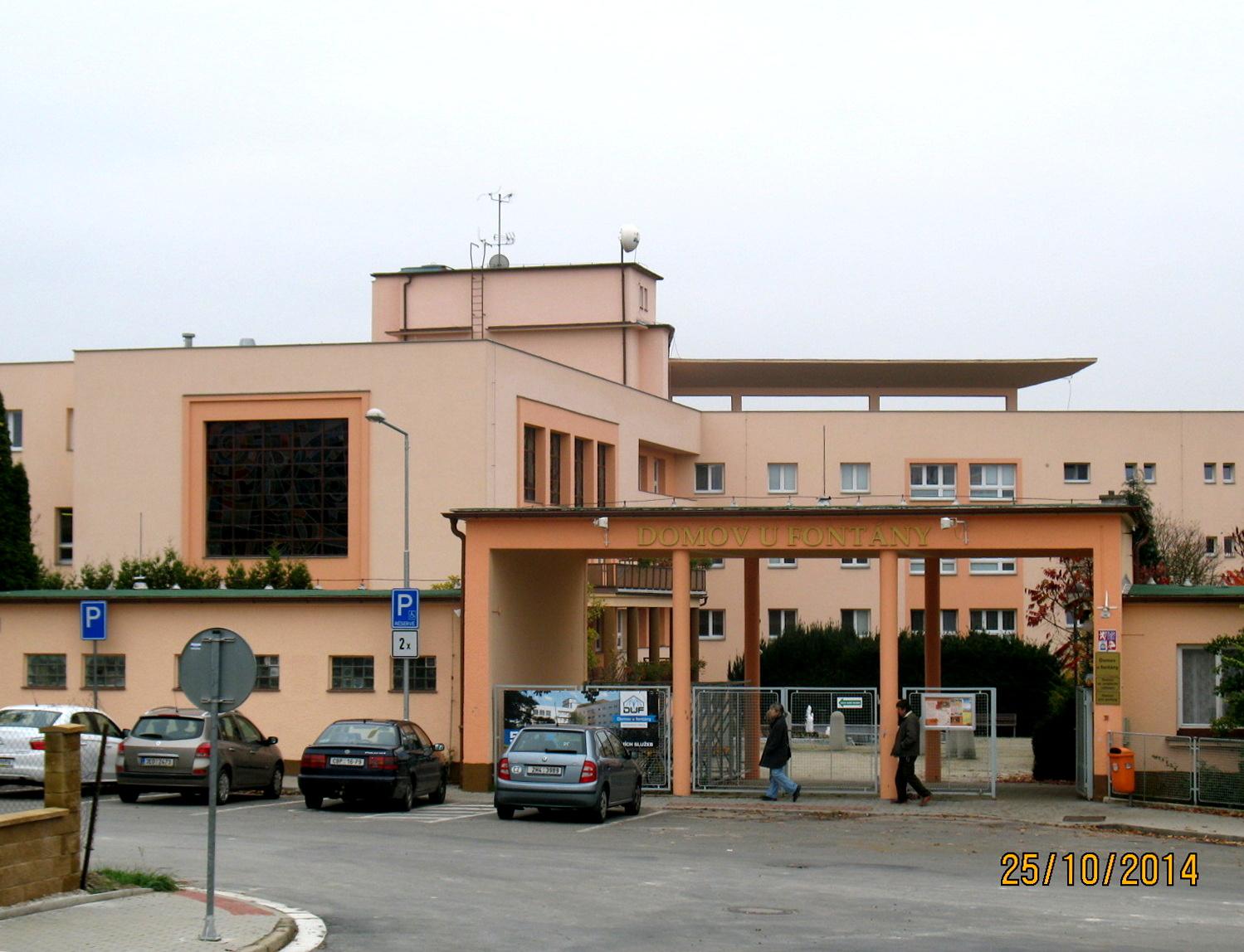 Domov u fontány foto 1