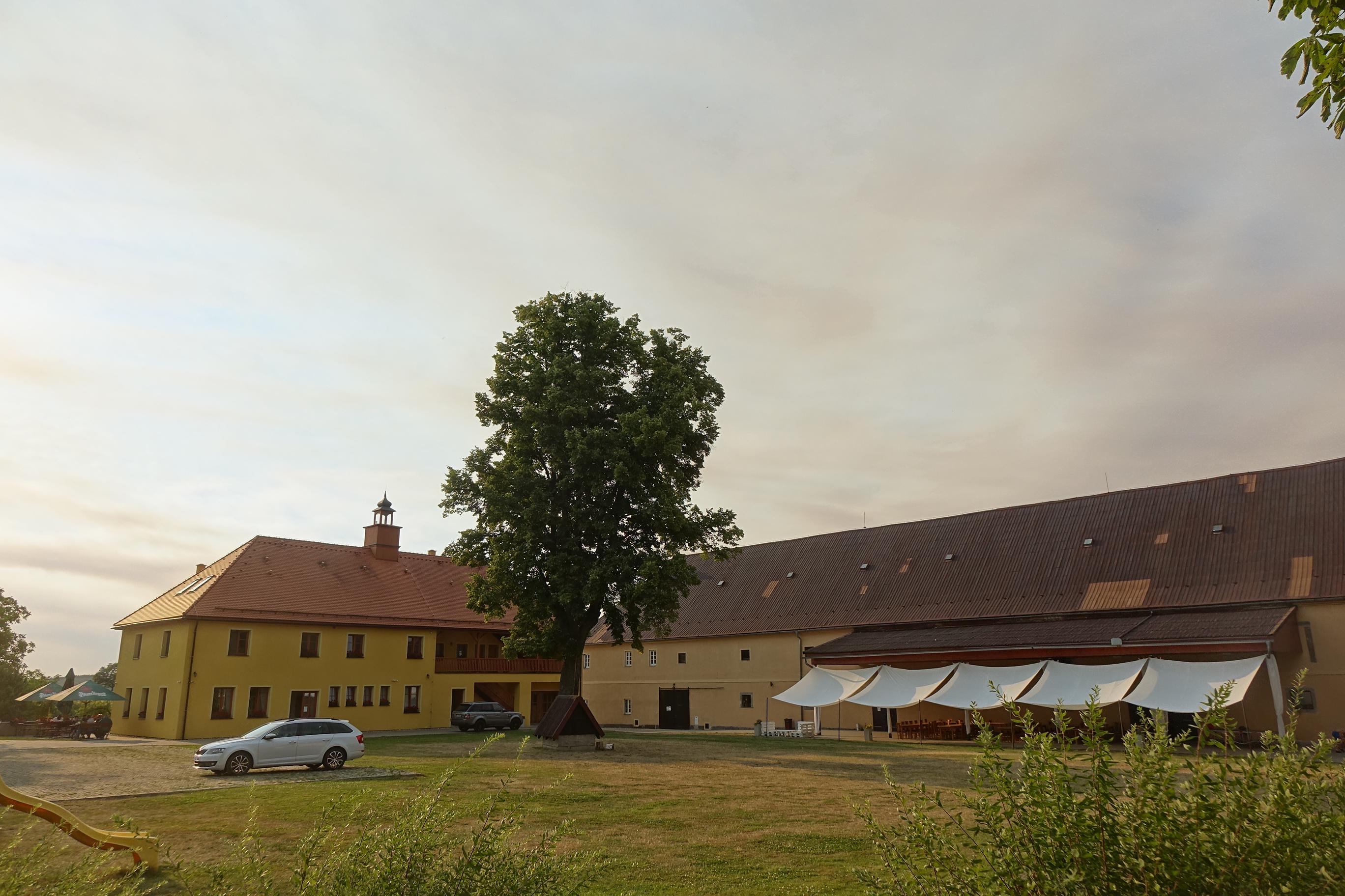 Restaurace Zámecký dvůr Černousy foto 6