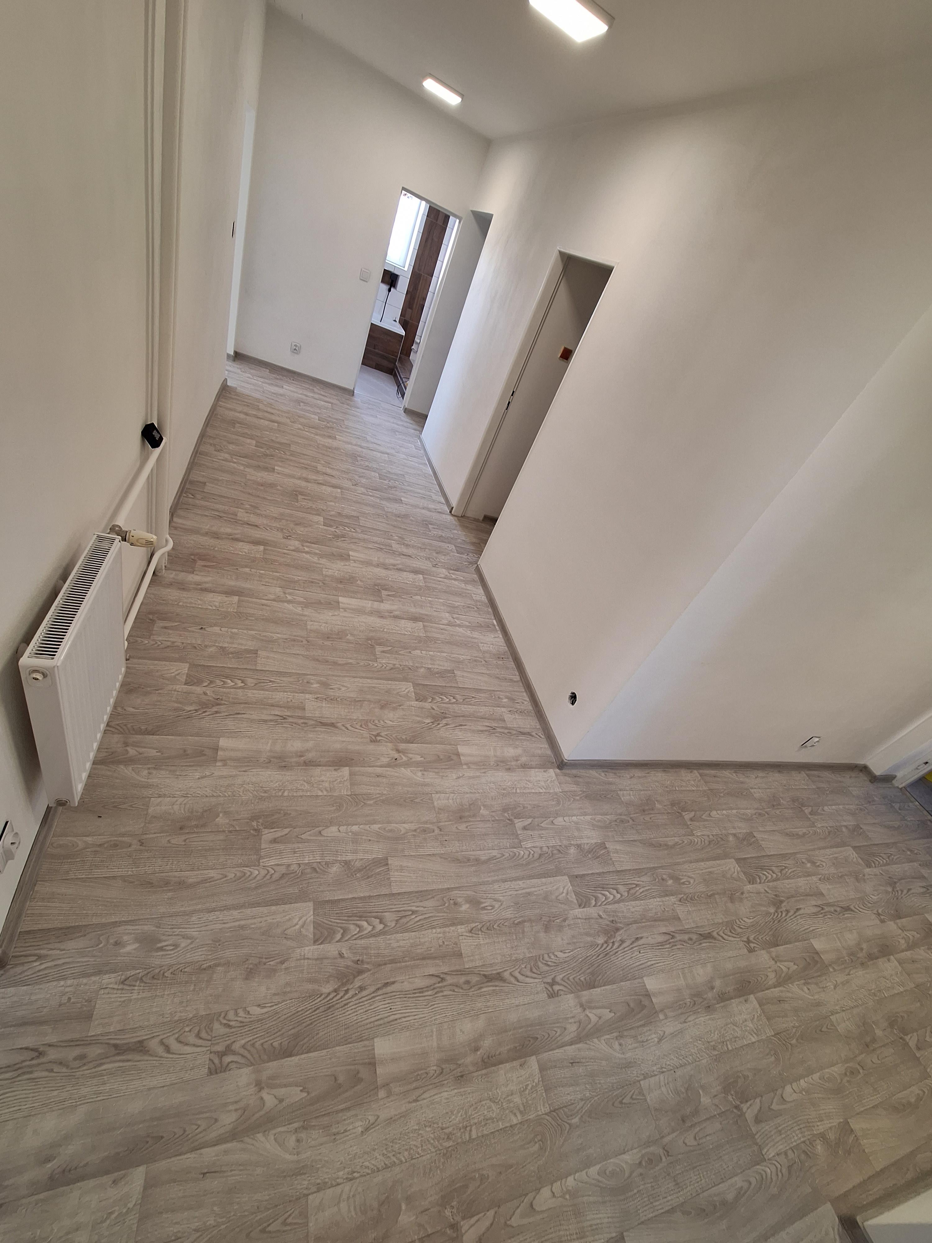 Pokládka PVC lepením vč. lištování