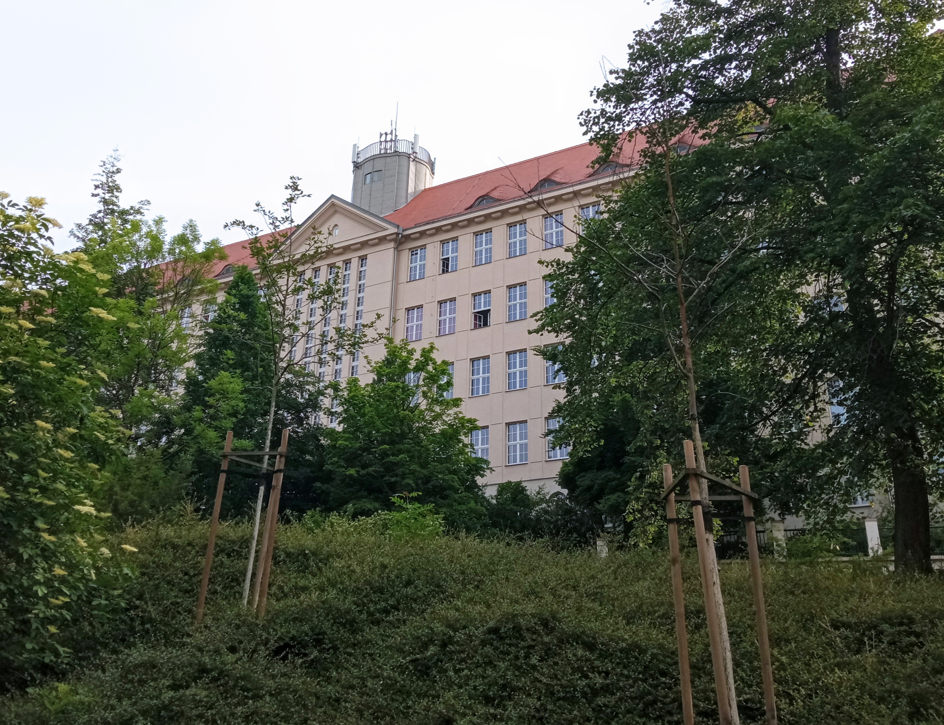 Vyšší odborná škola cestovního ruchu Karlovy Vary, Bezručova foto 3