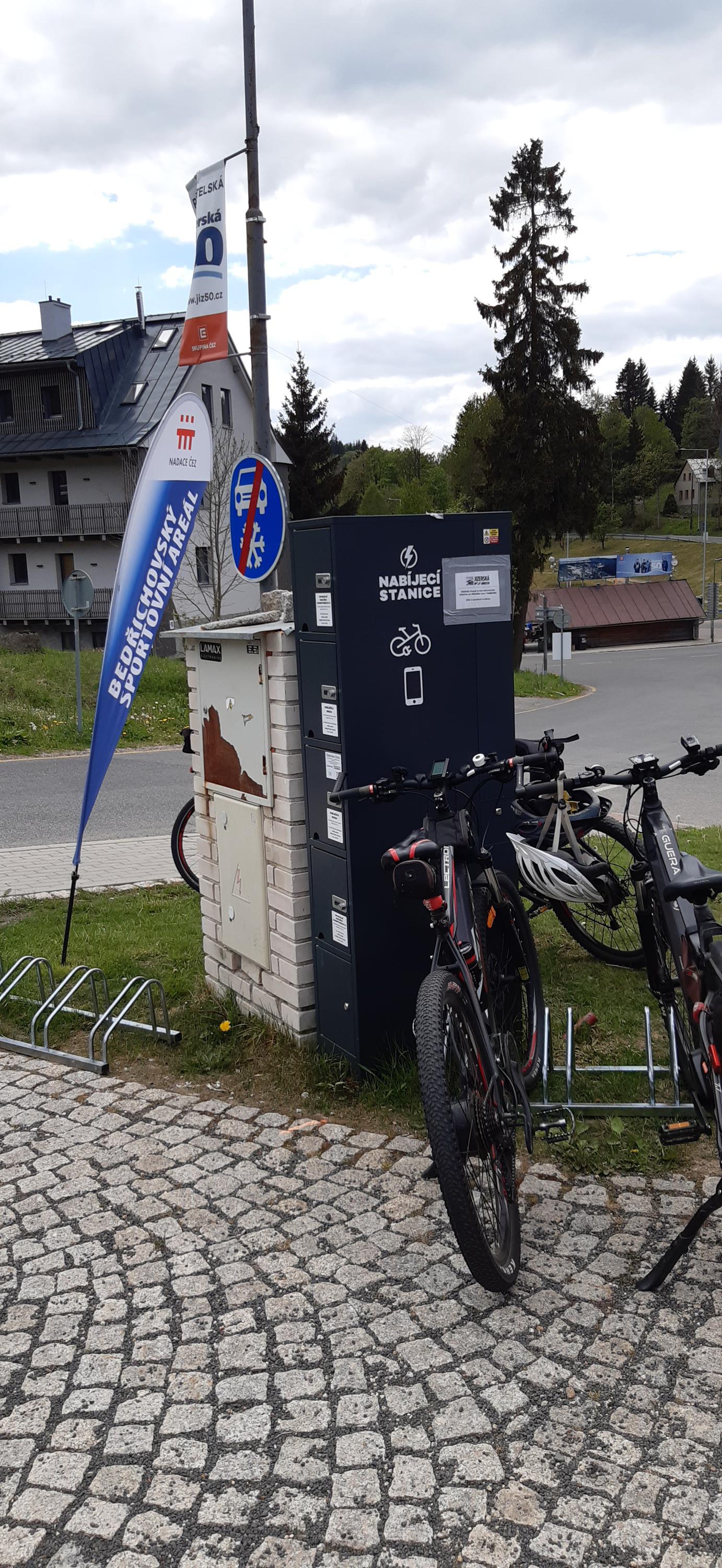 Nabíjecí stanice pro elektrokola a mobilní zařízení foto 4