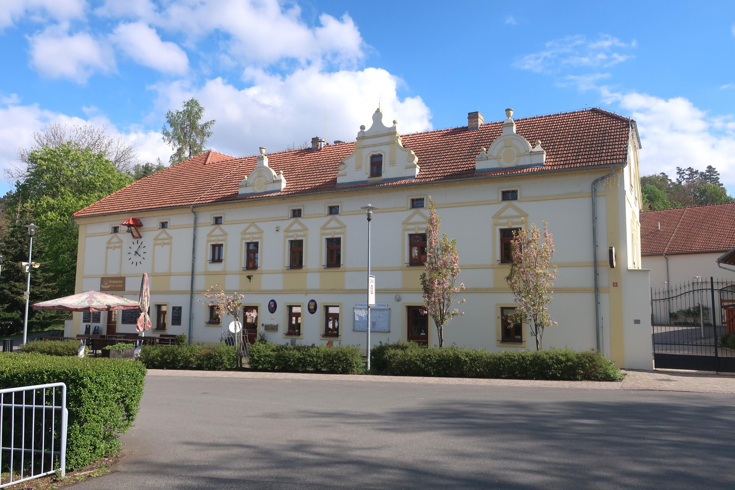 Úholičky - obecní úřad foto 5