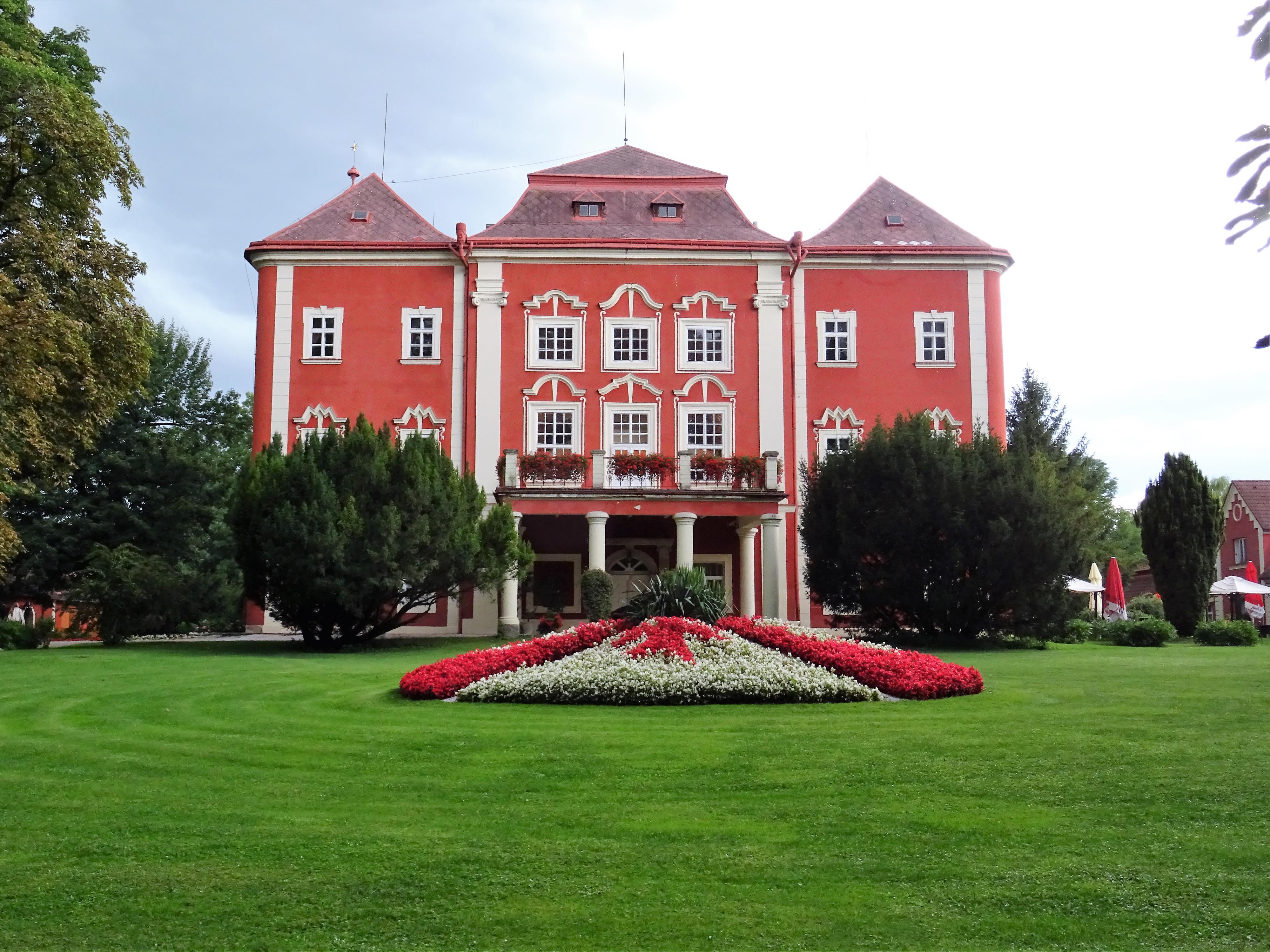 Barokní zámek Dětenice foto 1