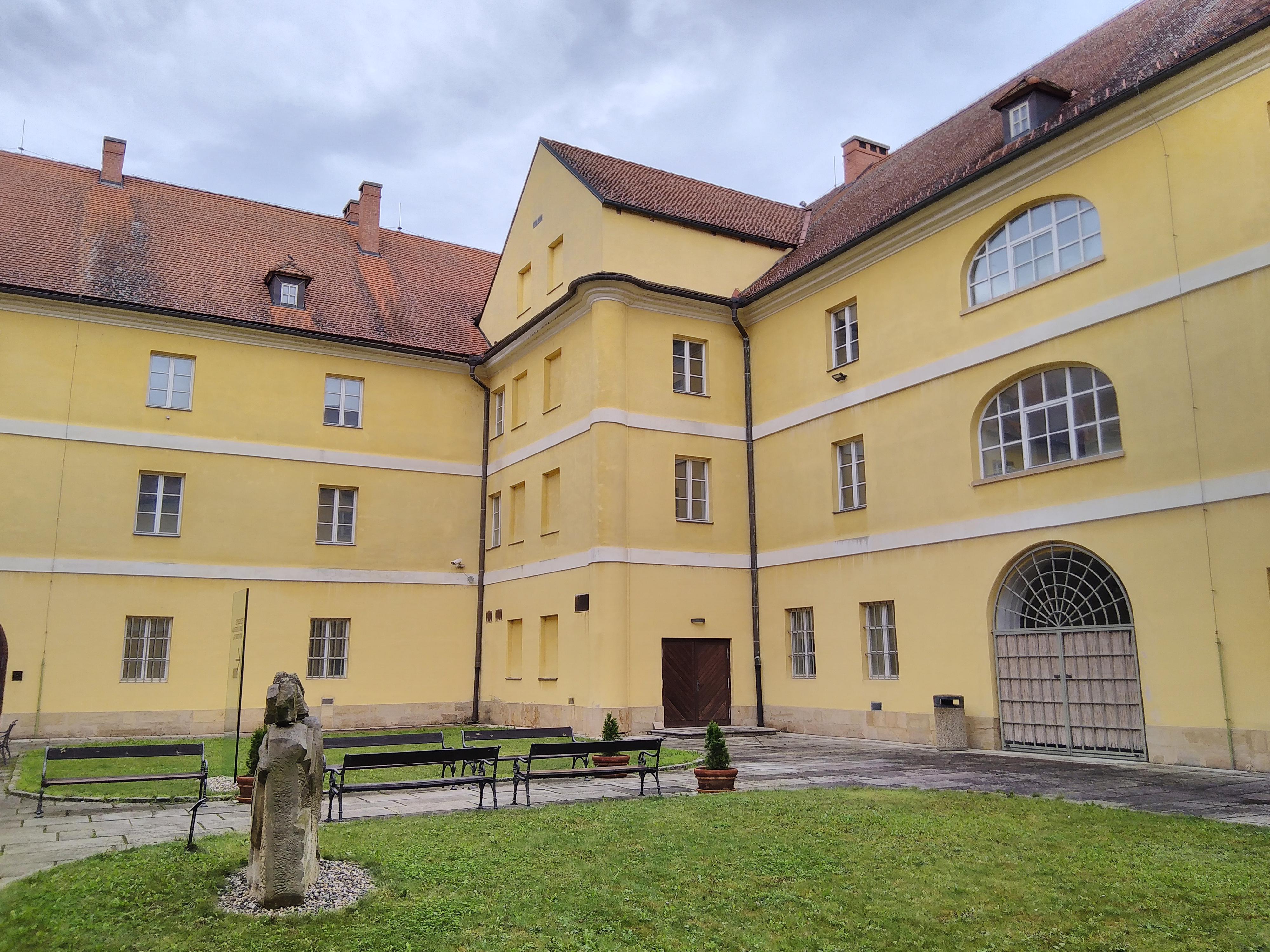 Památník Terezín - Muzeum umění (bývalá Magdeburská kasárna)