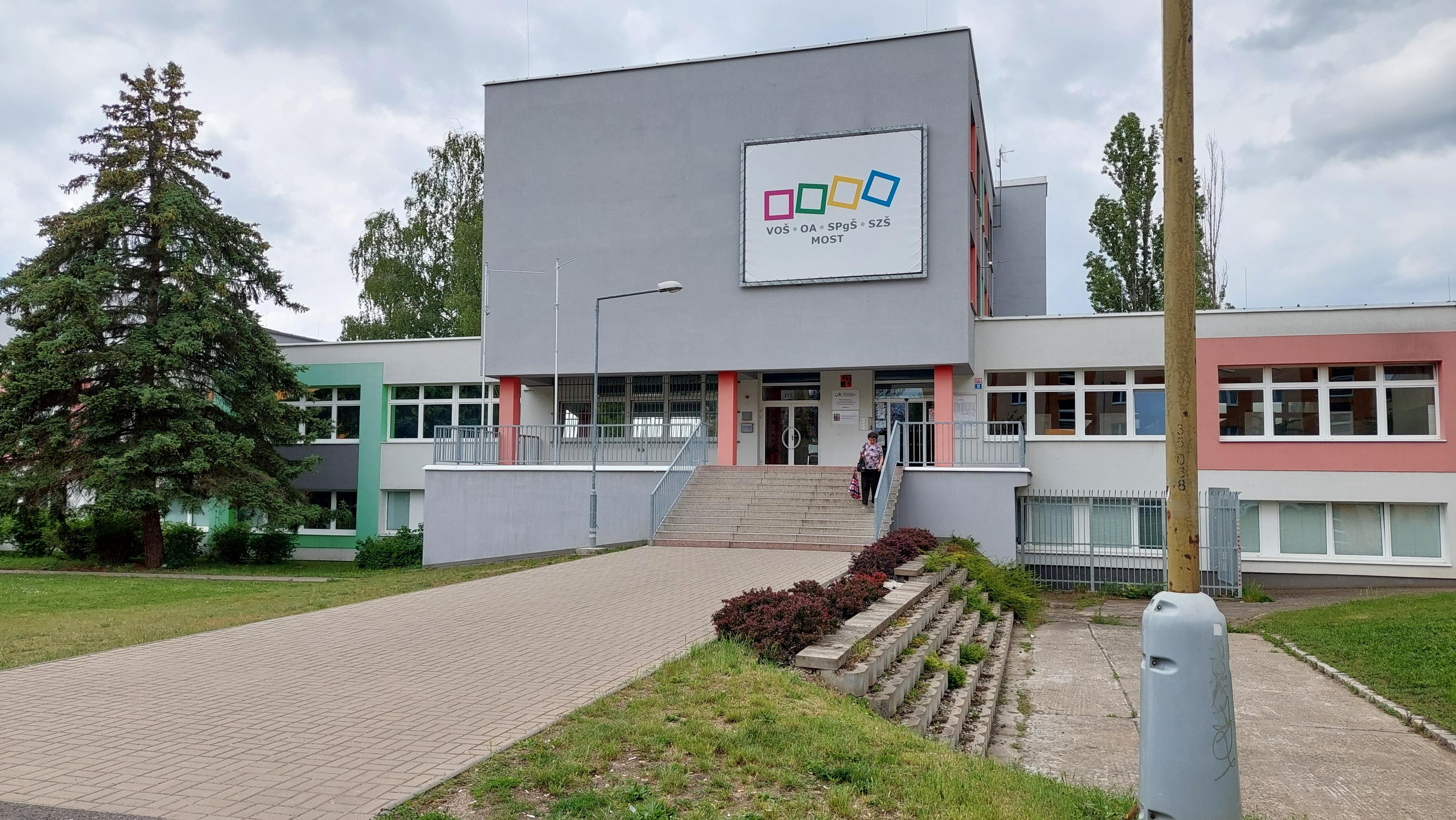 Vyšší odborná škola ekonomická, sociální a zdravotnická Most foto 2