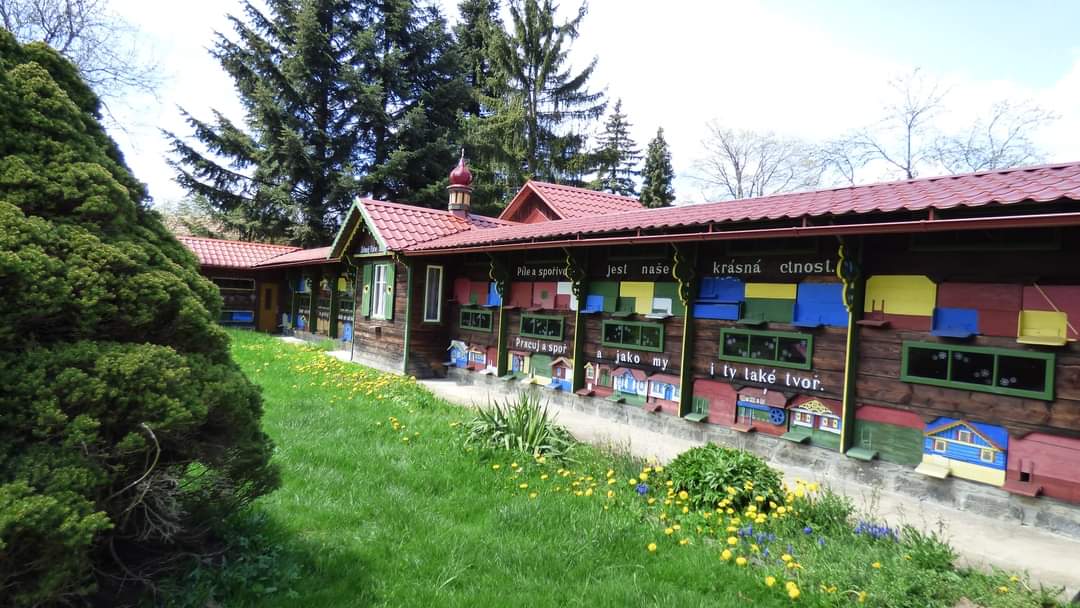 Machův malovaný a vyřezávaný včelín v Krušlově foto 6