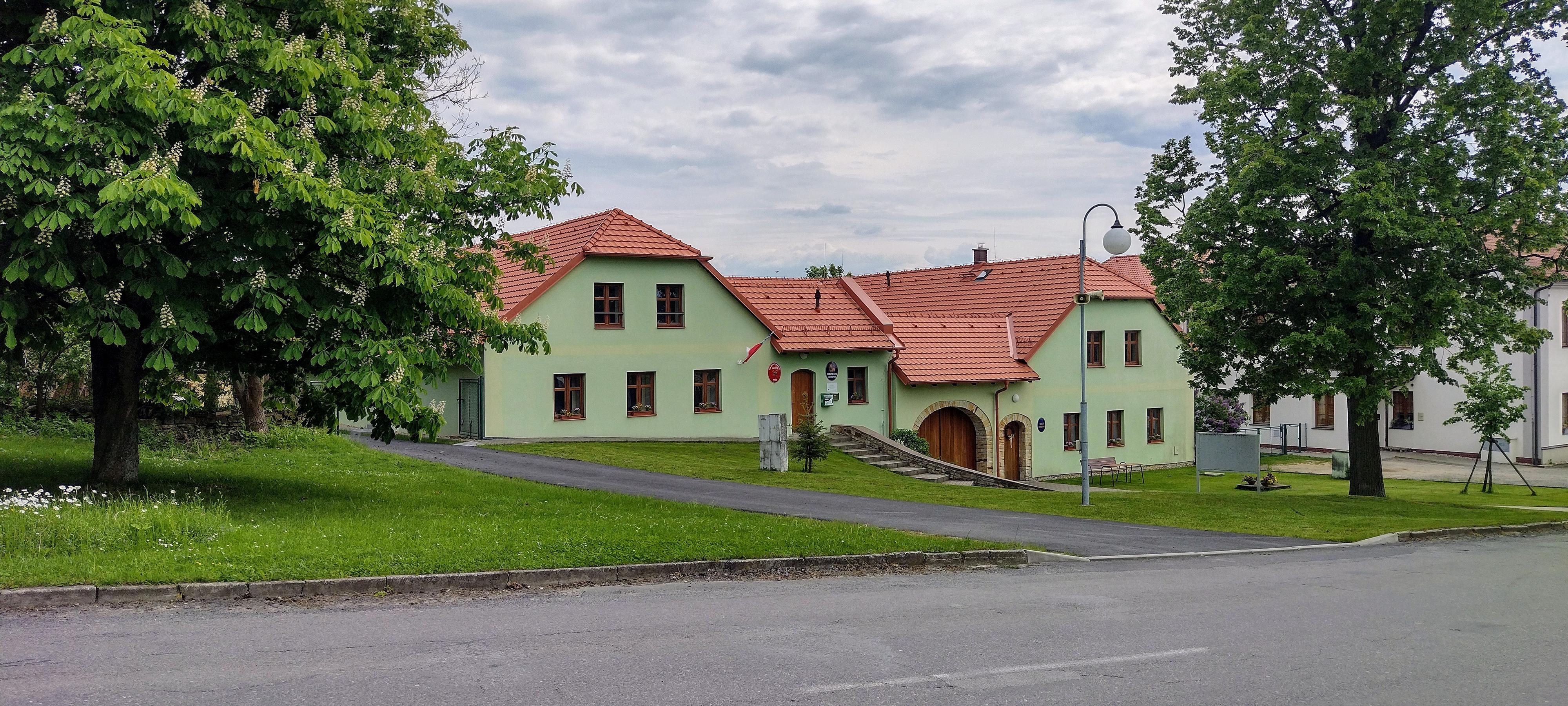 Chotovice - obecní úřad foto 2