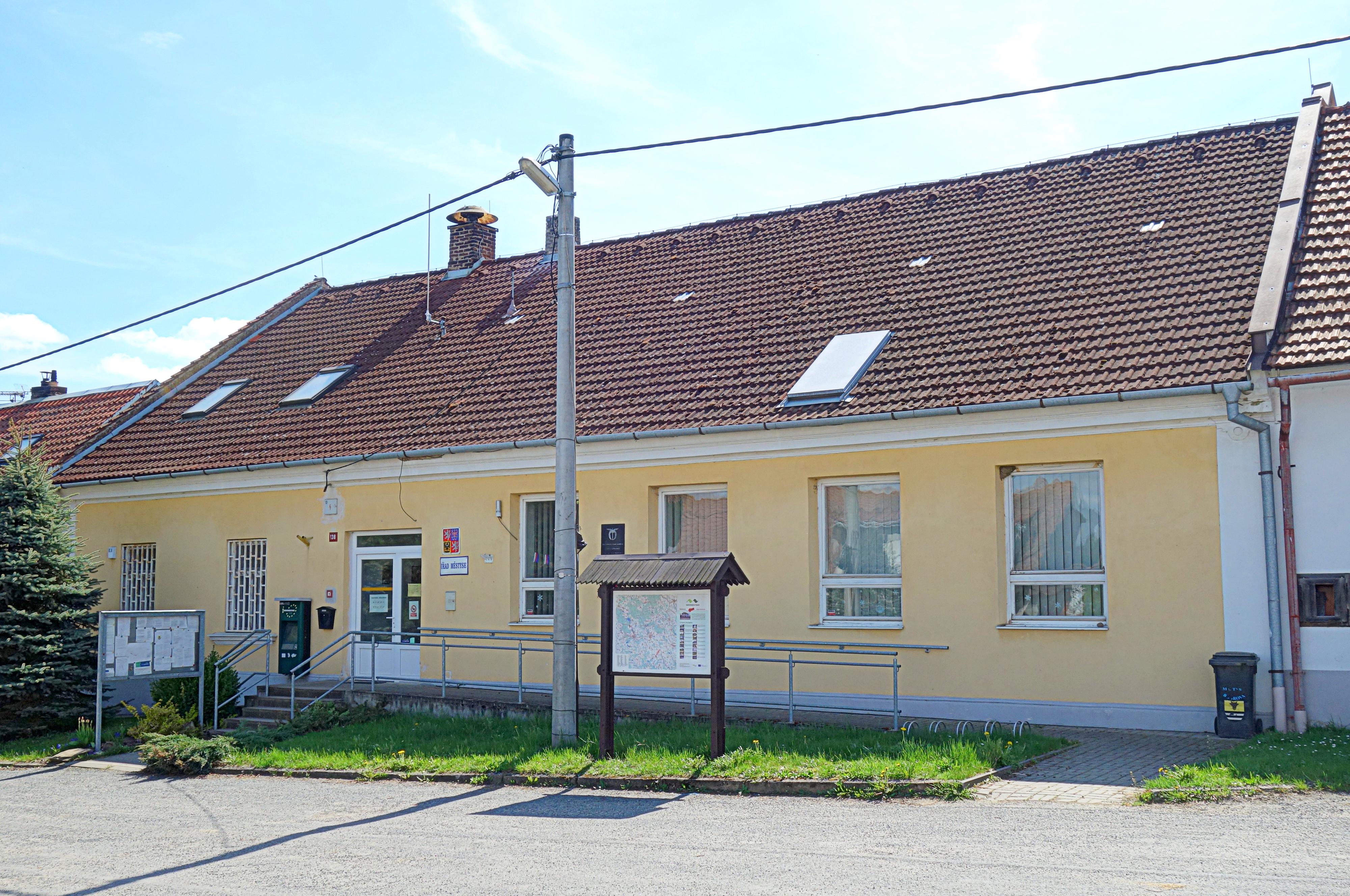 Bobrová - úřad městyse foto 2
