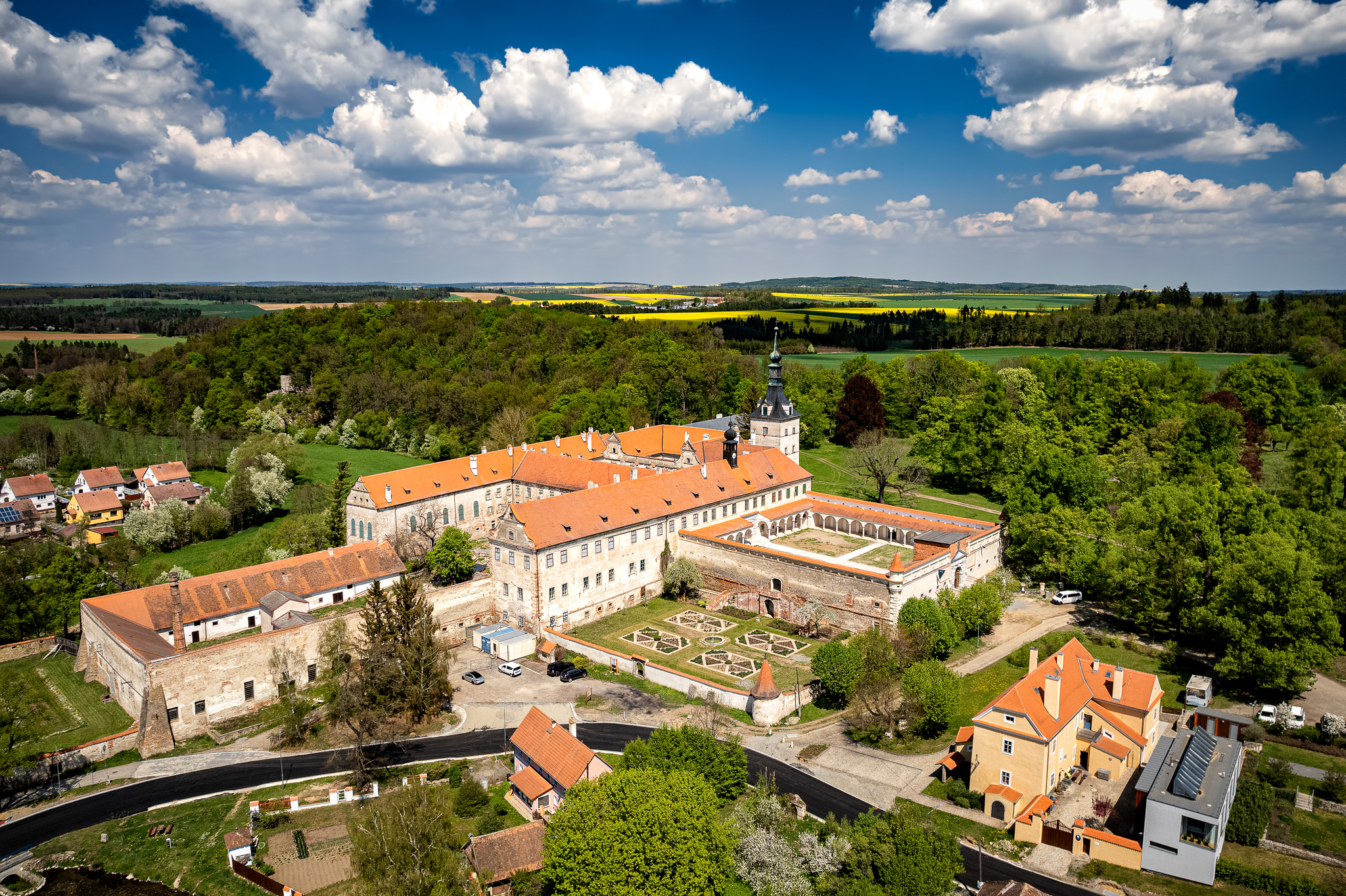 Státní zámek Uherčice foto 3